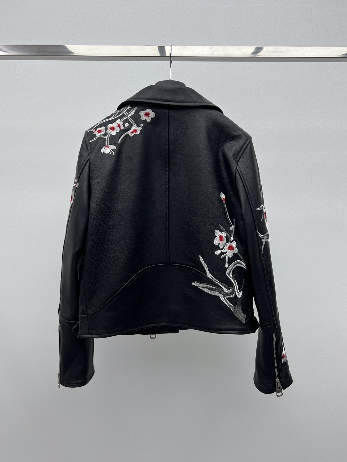 “Embroidered Leather Jacket by Alexander McQueen: Dustproof Bag and One-Size-Fits-All Suit” - 图片 6