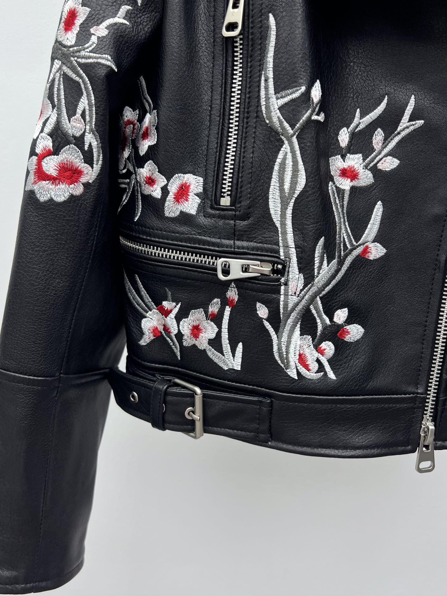 “Embroidered Leather Jacket by Alexander McQueen: Dustproof Bag and One-Size-Fits-All Suit” - 图片 4