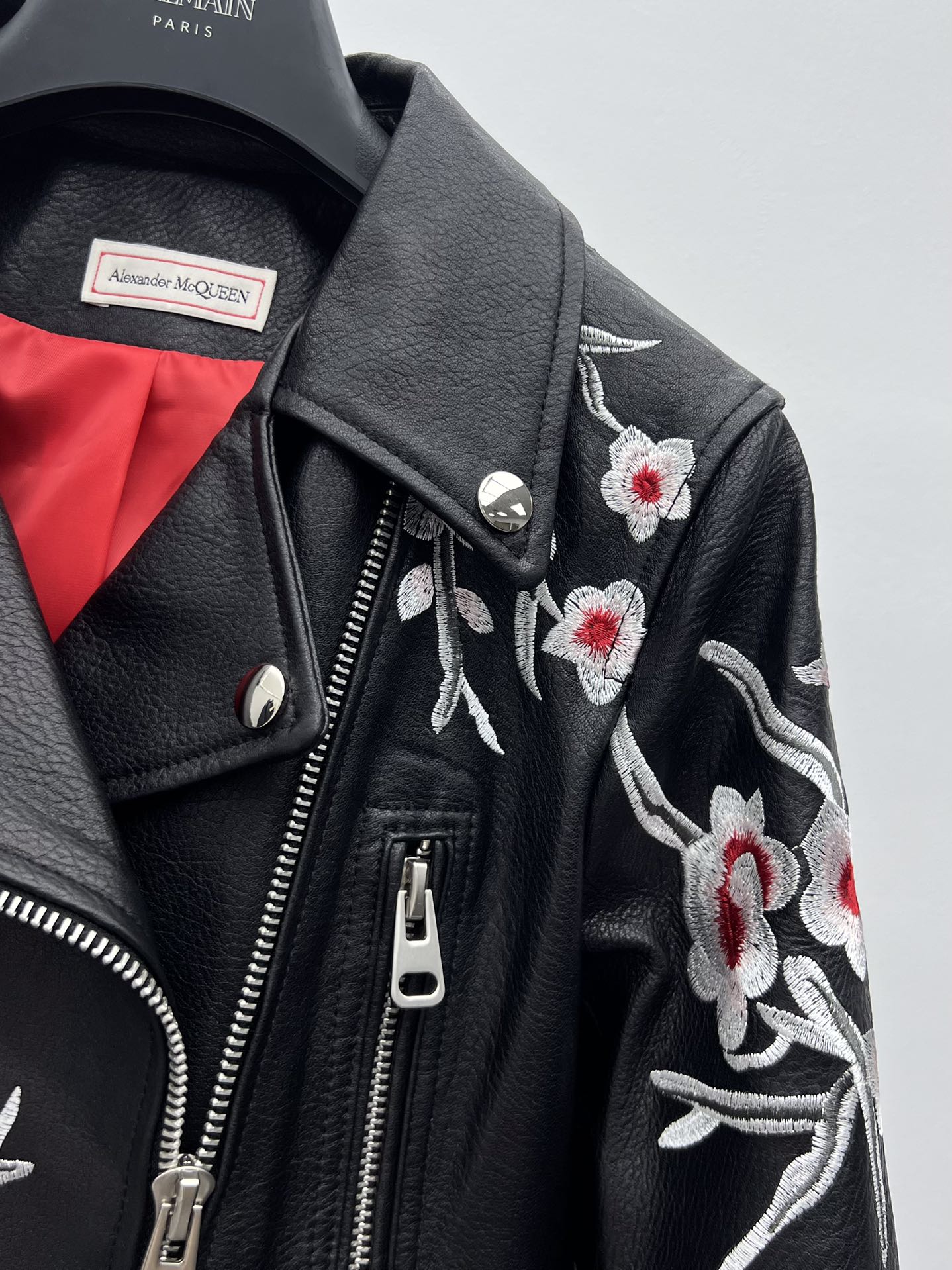 “Embroidered Leather Jacket by Alexander McQueen: Dustproof Bag and One-Size-Fits-All Suit” - 图片 2