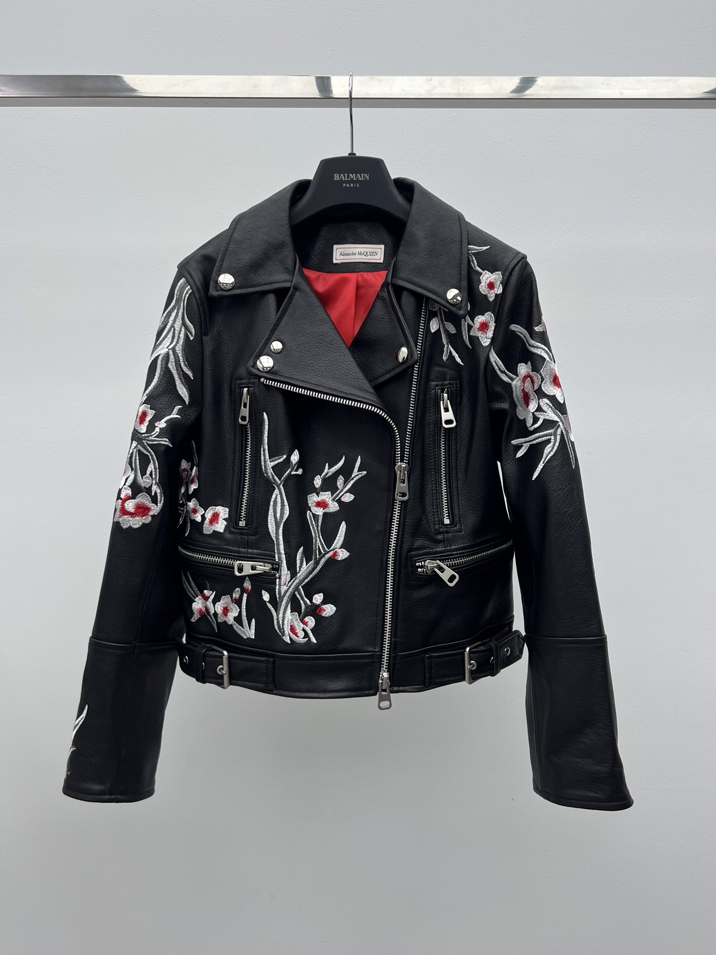 “Embroidered Leather Jacket by Alexander McQueen: Dustproof Bag and One-Size-Fits-All Suit” - 图片 1