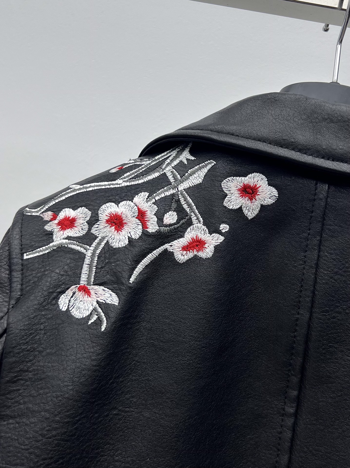 “Embroidered Leather Jacket by Alexander McQueen: Dustproof Bag and One-Size-Fits-All Suit” - 图片 7