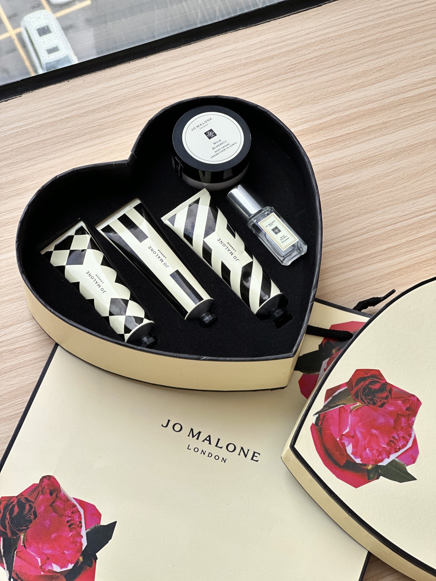 NO:810160,The appearance is also very impressive!  !  It’s Jo Malone’s consistent simple style!  !  !  !  But the added design of the rose makes it different from the ordinary gift box!  Beautiful and easy to distinguish!  Usually placed on the table or in the bag, it is like a small decoration. When you take it out to use, you will feel comfortable when you look at it, and others will also feel that you have good taste~, toiletries and perfumes19860909外观也特戳人！！ 是祖玛珑一贯的简约风！！！！ 但是增加了玫瑰花的设计 和普通礼盒形成的区别！ 好看又好区分！ 平时放桌上、放包里 都像个小装饰,拿出来用的时候 自己看着舒心 别人瞅着也觉得你品味在线～,洗护用品香水,accessory