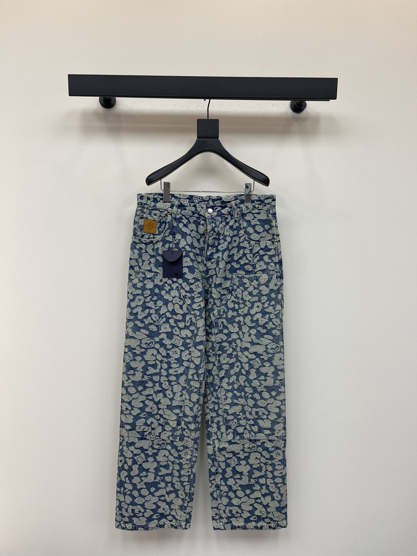 NO:469216,Louis Vuitto*25 new jacquard work jeans This wash-in jeans are created by Pharrell Williams and Nigo, which is a street-style modern leopard print. The classic camouflage jacquard is integrated into the Monogram logo, and the loose silhouette and splicing structure can inject a modern atmosphere into the casual look. Casual style Cotton logo jacquard splicing structure pearlescent button front closure Classic five-bag jeans cut with rivets Non-supere label S-XL,,louis vuitton,jeans,alexander wang19860909Louis Vuitto*25新款提花工装牛仔长裤 本款水洗工装牛仔裤出自 Pharrell Williams 与 Nigo 合作打造的  以街头风范演绎摩登豹纹. 设计的经典迷彩提花融入 Monogram 标识, 宽松廓形与拼接结构可为休闲造型注入摩登气息. 休闲版型 棉标识提花 拼接结构珠光纽扣前襟 经典五袋牛仔裤剪裁,配有铆钉 正绒面革标签 S-XL,,louis vuitton,jeans,alexander wang,Women's clothing