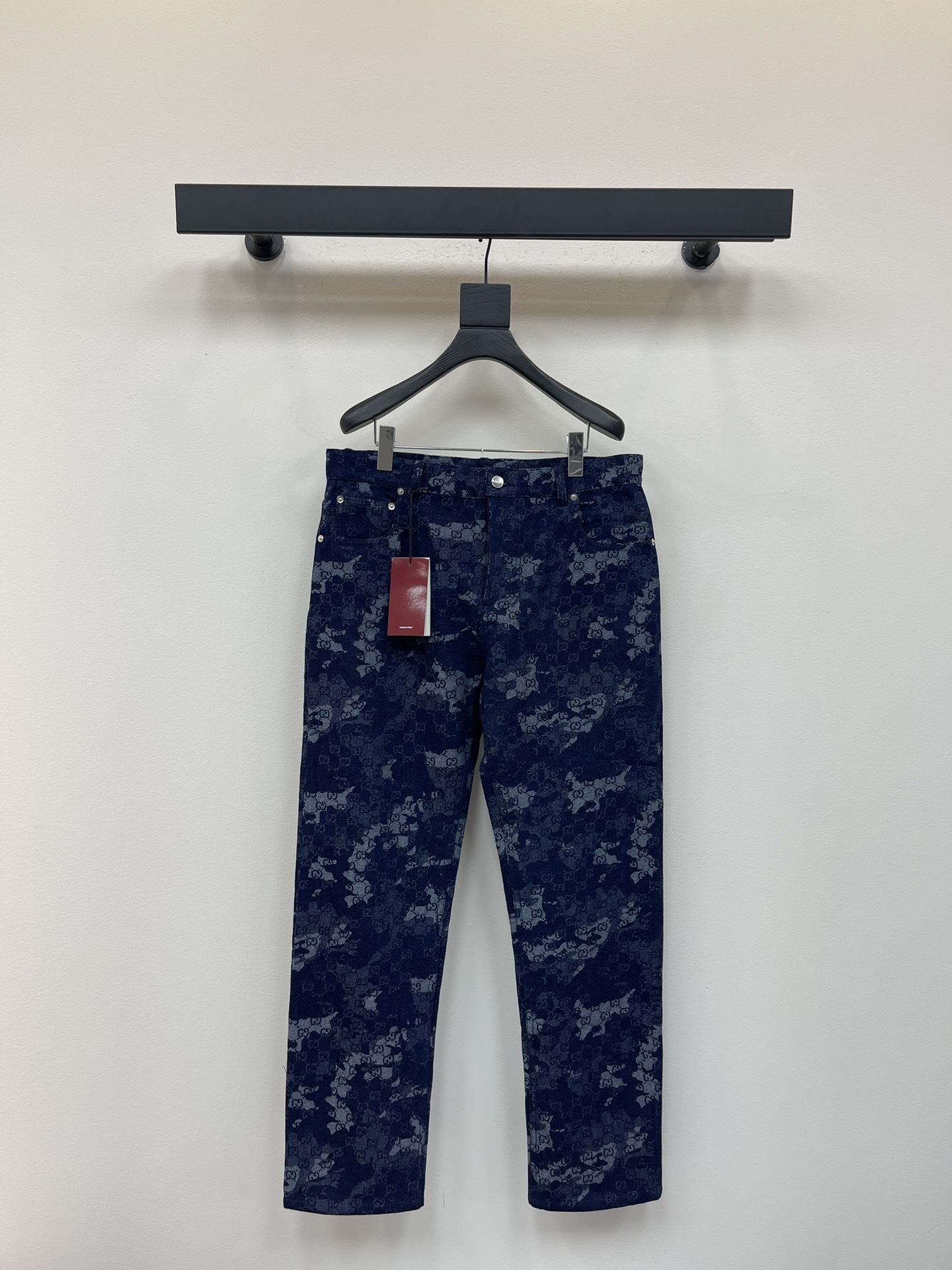 NO:469203,Gucc*25 new GG jacquard denim trousers combine denim clothing items with exquisite details, making everyday look more elegant. These trousers are made of dark blue and ivory white GG marble-effect tannin jacquard fabric, embellished with Naplak leather labels, giving full play to the unique charm. Dark blue and ivory white GG marble-effect tannin jacquard fabric Dark blue Naplak leather label five-bag design Belt loop buttons and zipper placket S-XL, gucci, alexander wang19860909Gucc*25新款GG提花牛仔长裤 将丹宁服饰单品与精致细节融为一体,令日常造型更显高雅. 这款长裤采用深蓝色和象牙白GG大理石效果丹宁提花面料打造, 缀饰Naplak皮革标签,尽释别样风韵. 深蓝色和象牙白色GG大理石效果丹宁提花面料 深蓝色Naplak皮革标签五袋式设计 腰带环纽扣和拉链门襟 S-XL,,gucci,alexander wang,Women's clothing