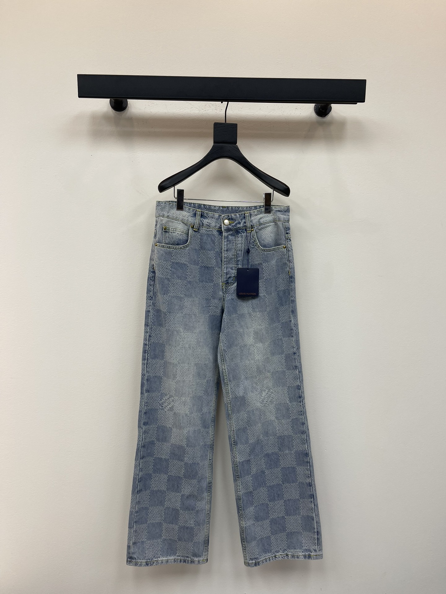 NO:467734,Louis Vuitto*25 classic plaid straight jeans checkerboard jeans blue skateboard jeans are fully laid out 3D Damier jacquard pattern, incorporates the Marque L. Vuitton déposée logo into the delicate plaid, allowing any shape to show the trendy style. Marque L. Vuitton déposée logo is integrated with 3D Damier pattern Damier nickname label loose casual style men's size 30.32.34.36,,louis vuitton,jeans,alexander wang19860909Louis Vuitto*25经典款格子直筒牛仔裤 棋盘格牛仔长裤 蓝色款滑板牛仔裤铺陈全幅 3D Damier 提花图案, 于细腻格纹之中融入 Marque L. Vuitton déposée 标识, 令任意造型展露潮流风范. Marque L.Vuitton déposée 标识融入 3D Damier 图案 Damier 正绒面革标签 宽松休闲版型 男款 尺码 30.32.34.36,,louis vuitton,jeans,alexander wang,Women's clothing