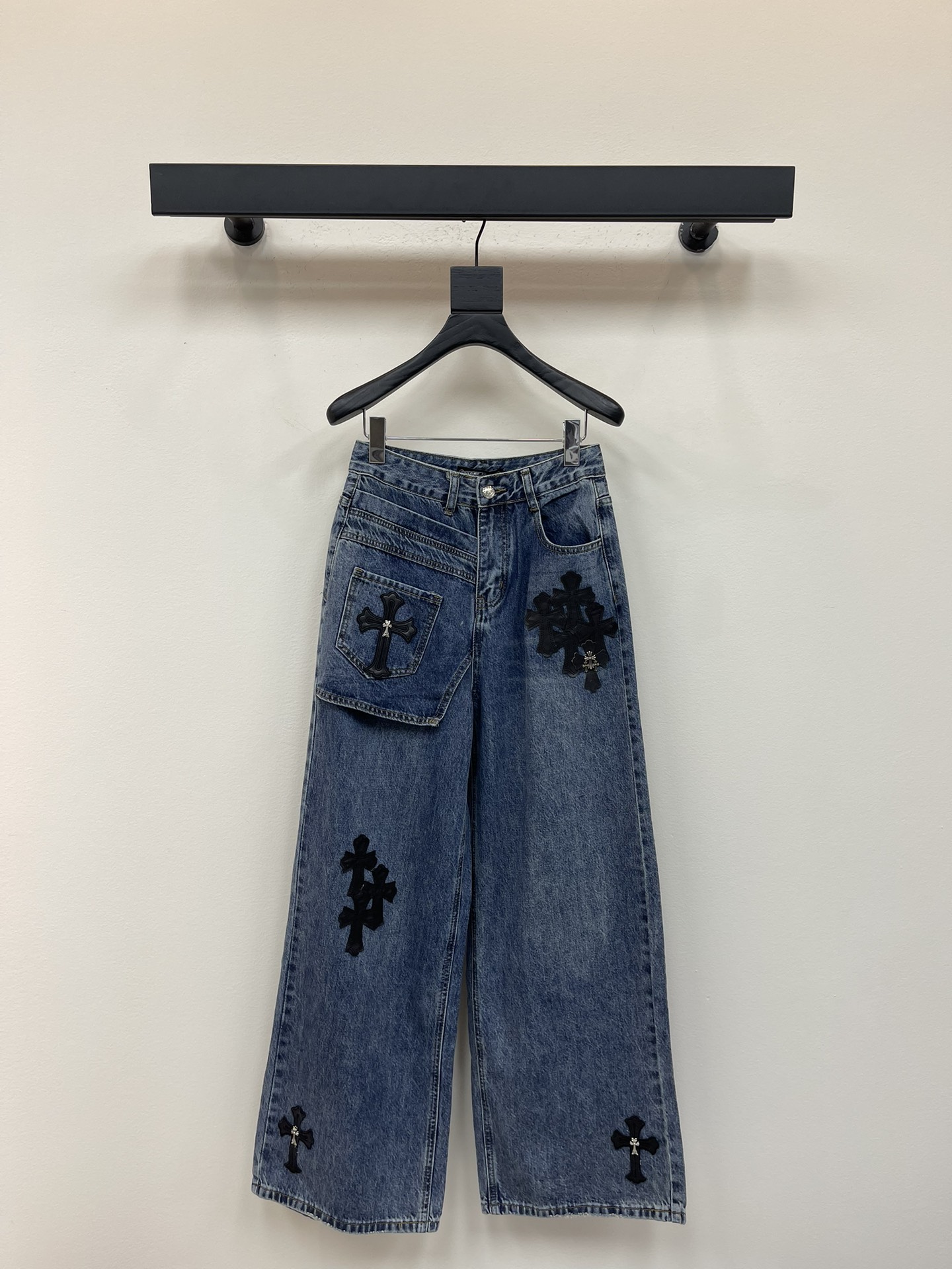 NO:467732,Chrome Hea*ts 25 new Croxin Heavy Industry Metal Cross Patch Irregular Washed Jeans!  Super versatile!  All seasons can be sold, a must-have to miss!  It looks good to go out with a pair of styles and create a cyberpunk girl anytime and anywhere!  The most dazzling leg sperm on the street!  SML, chrome hearts, chrome hearts, jeans, alexander wang19860909Chrome Hea*ts 25新款克罗心重工金属十字架贴皮不规则水洗牛仔裤！超级百搭！四季可盘,不容错过的牛货一枚！搭配一双版型就hin好看的出街 随时随地营造赛博朋克风女孩！这个街上最耀眼的腿精！SML,,chrome hearts,chrome hearts,jeans,alexander wang,Women's clothing