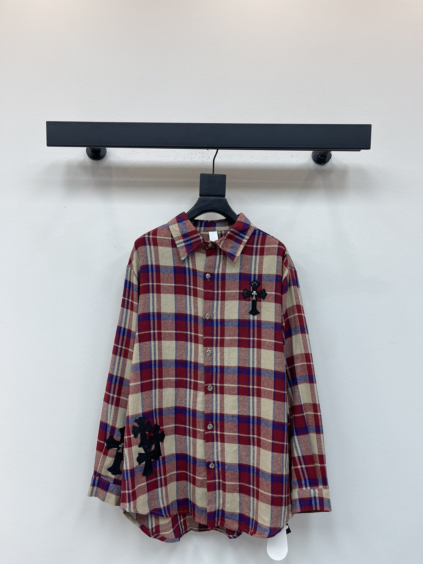 NO:467783,Chrome Hea*ts 25 new Croxin classic contrasting red plaid shirt jacket, the classic color scheme is more retro, loose-fitting pure cotton fabric, heavy-industrial metal leather logo is particularly eye-catching, super versatile, and can be matched with a skirt!  SML, chrome hearts,chrome hearts,skirts,jackets & coats,shirts,alexander wang19860909Chrome Hea*ts 25新款克罗心经典撞色红格子衬衫外套,经典的配色更为复古,宽松版型纯棉面料,重工金属皮标特别吸睛,超级百搭,可搭配半裙！SML,,chrome hearts,chrome hearts,skirts,jackets & coats,shirts,alexander wang,Women's clothing