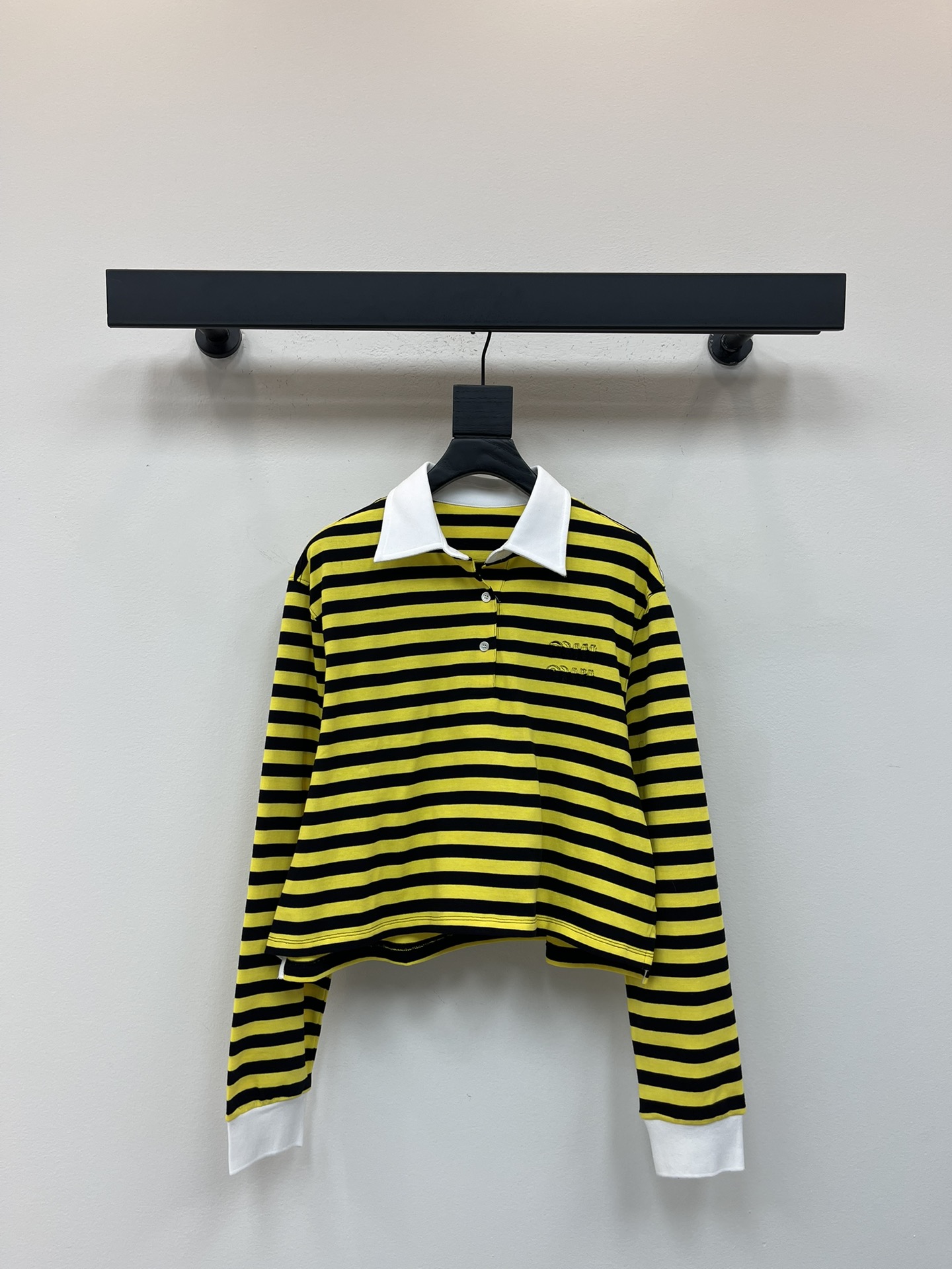 NO:469219,Miumi*25 early autumn new lapel contrast striped long-sleeved top custom YB native cotton weaving delicate texture soft and comfortable long-sleeved top cut neck button half-pallet design cuff neckline pure white decoration collide with large yellow and black stripes. College style adds youthful atmosphere. The letter logo embroidery embroidery on the chest shows the brand tone and show the charm of age reduction. The essential outfits for date commuting SML,,miumiu,alexander wang19860909Miumi*25早秋新款翻领撞色条纹长袖上衣 定制YB原生全棉织造 质感细腻 柔软舒适 长袖上衣剪裁 领口纽扣半开襟设计 袖口领边纯白装点 与大身黄黑条纹形成碰撞 学院风增加青春气息 胸前字母徽标刺绣点缀 彰显品牌调性 尽显减龄魅力 约会通勤必备穿搭 SML,,miumiu,alexander wang,Women's clothing