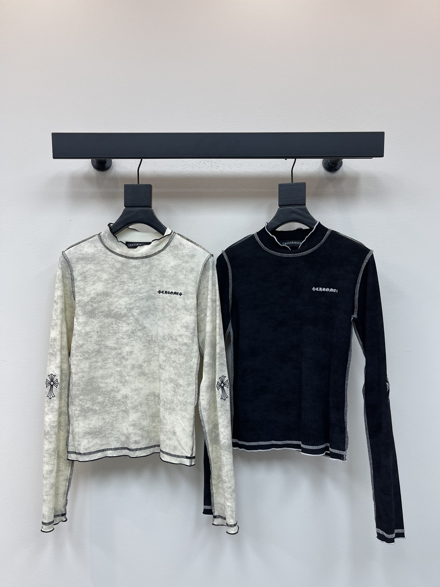 NO:467798,Chrome Hea*ts 25 new Croxin back graffiti print long-sleeved slim base T-shirt!  The sexy and close-fitting style shows off the figure and the upper body is really super elegant and nice!  The must-have items for fashionable essence. Details. The comfort is all about the beautiful and casual combination that is visible to the eyes online!  Super versatile ~ It's so fashionable and beautiful. It's so nice to wear and not picky about people. SML, chrome hearts, chrome hearts, tees, t-shirt, alexander wang19860909Chrome Hea*ts 25新款克罗心后背涂鸦印花长袖修身打底T恤！充满小性感的贴身版型尽显身材上身真的超级显气质质感超nice！时髦精必收单品 细节 舒适感通通在线入眼可见的好看随意搭配都很可！超级百搭～简直整个爱住洋气又好看 好穿不挑人 SML,,chrome hearts,chrome hearts,tees，t-shirt,alexander wang,Women's clothing