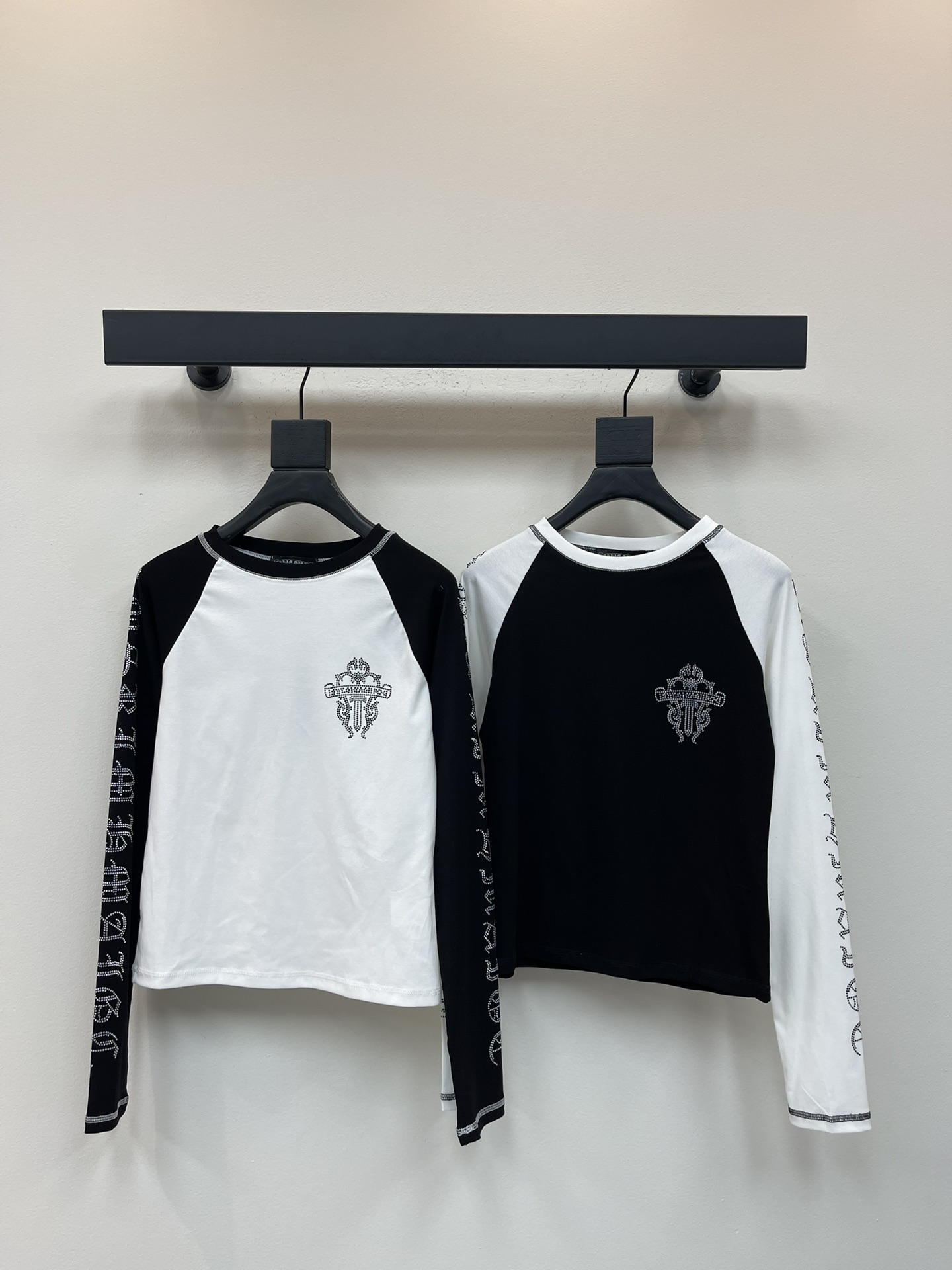 NO:467829,Chrome Hea*ts 25 new Croxin Sword Scalloped Diamond Shoulder Long Sleeve Slim Base T-shirt!  The sexy and close-fitting style shows off the figure and the upper body is really super elegant and nice!  The must-have items for fashionable essence. Details. The comfort is all about the beautiful and casual combination that is visible to the eyes online!  Super versatile ~ It's so fashionable and beautiful. It's so nice to wear and not picky about people. SML, chrome hearts, chrome hearts, tees, t-shirt, alexander wang19860909Chrome Hea*ts 25新款克罗心宝剑烫钻插肩长袖修身打底T恤！充满小性感的贴身版型尽显身材上身真的超级显气质质感超nice！时髦精必收单品 细节 舒适感通通在线入眼可见的好看随意搭配都很可！超级百搭～简直整个爱住洋气又好看 好穿不挑人 SML,,chrome hearts,chrome hearts,tees，t-shirt,alexander wang,Women's clothing