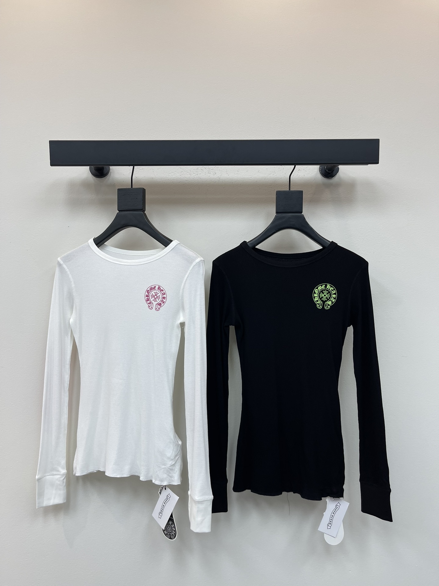 NO:467838,Chrome Hea*ts 25 new Croxin contrast printing long-sleeved slim base T-shirt!  The sexy and close-fitting style shows off the figure and the upper body is really super elegant and nice!  The must-have items for fashionable essence. Details. The comfort is all about the beautiful and casual combination that is visible to the eyes online!  Super versatile ~ It's so fashionable and beautiful. It's so nice to wear and not picky about people. SML, chrome hearts, chrome hearts, tees, t-shirt, alexander wang19860909Chrome Hea*ts 25新款克罗心撞色印花长袖修身打底T恤！充满小性感的贴身版型尽显身材上身真的超级显气质质感超nice！时髦精必收单品 细节 舒适感通通在线入眼可见的好看随意搭配都很可！超级百搭～简直整个爱住洋气又好看 好穿不挑人 SML,,chrome hearts,chrome hearts,tees，t-shirt,alexander wang,Women's clothing