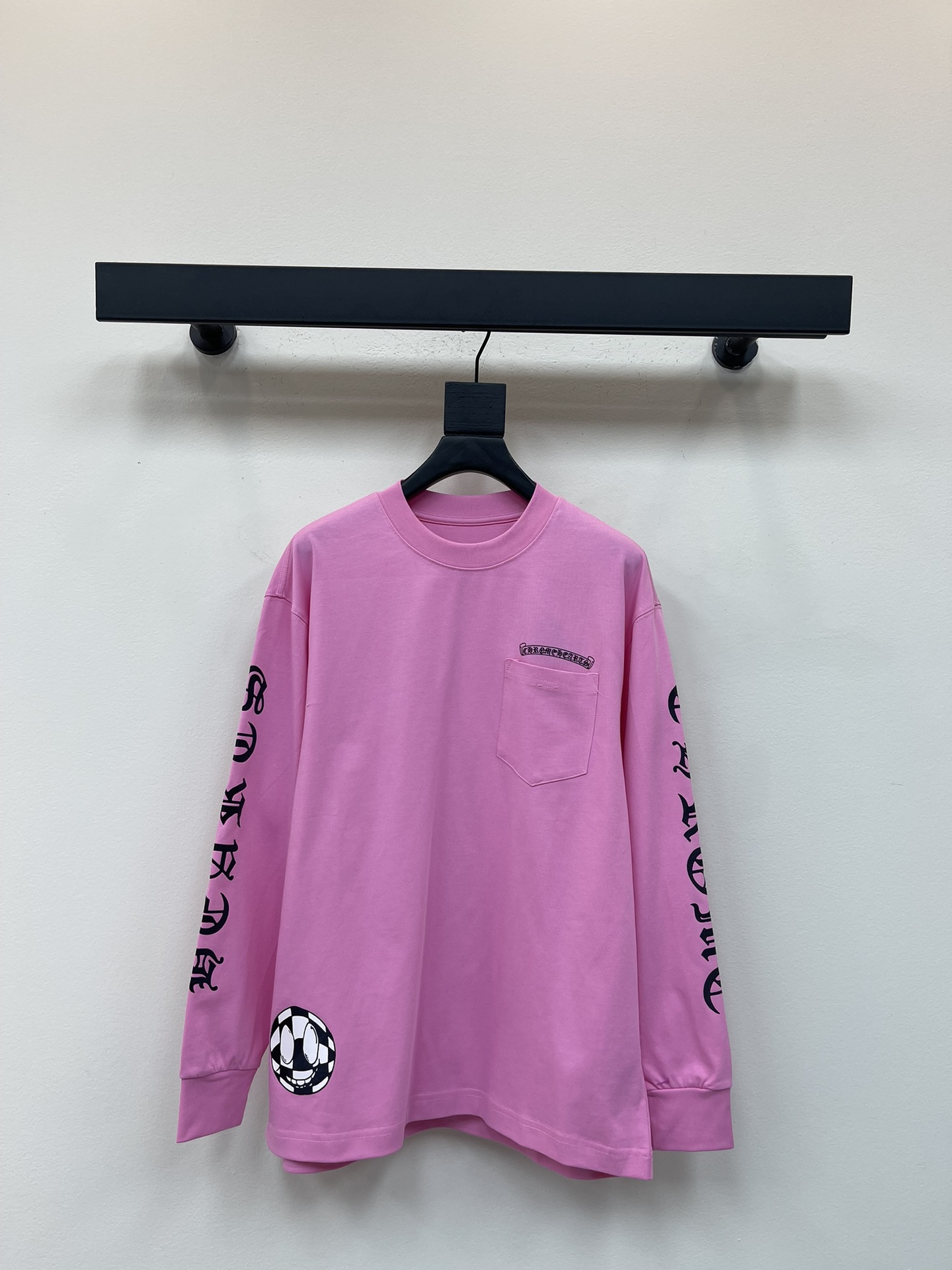 NO:467847,Chrome heart*25 new Croxin fried chicken, the Croxin loose long-sleeved T-like, is the highlight behind it, and the fabric is invincible and comfortable. It is hard not to love Croxin. No matter how hot it is, it seems that they will like this long-sleeved T-shirt. After all, the sun protection makes the upper body look naturally slimming, and it is suitable for a variety of outfits!  SML, chrome hearts,chrome hearts,tees,t-shirt,alexander wang19860909Chrome heart*25新款克罗心炒鸡无敌喜欢的克罗心宽松长袖T,背后是亮点 ,面料也是无敌舒服,很难不爱的克罗心,不管多热,好像都会喜欢这种长袖T恤,毕竟防晒,上身自然显瘦,适配多样穿搭！SML,,chrome hearts,chrome hearts,tees，t-shirt,alexander wang,Women's clothing