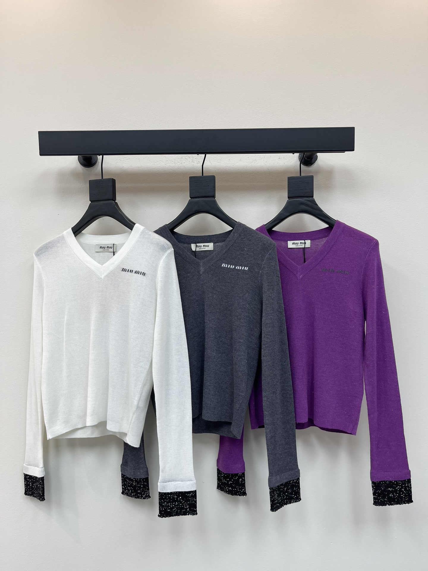 NO:465824,MiuMi*25 early autumn new V-neck long-sleeved knitted top!  Customized wool knitted material, delicate skin-friendly, V-neck knitted top cut, revealing the neck lines, full of temperament, crochet letters on the chest, adding detailed beauty, simple design, easy to wear, fashionable short design, layered to create American retro aesthetics, and single wear is playful and age-reducing!  SML, miumiu, alexander wang19860909MiuMi*25早秋新款V领长袖针织上衣！定制羊毛针织材质 亲肤细腻 V领针织上衣剪裁 露出颈部线条 气质十足 胸前钩花字母点缀 增添细节美感 简约设计 轻松穿搭 时髦短款设计 叠穿出美式复古美学 单穿俏皮减龄！SML,,miumiu,alexander wang,Women's clothing