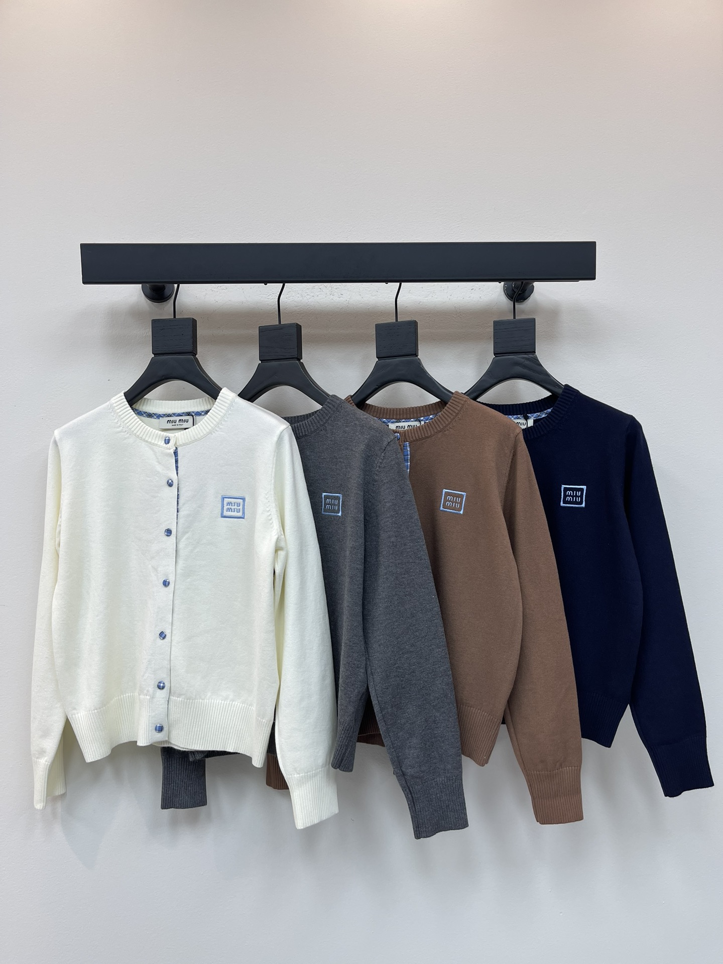 NO:469206,Miumi*25 early autumn new round-neck knitted cardigan with logo embroidery on the chest, highlighting the brand style. Gentle color plaid buckles echo the embroidery pattern on the chest. The style is extremely inclusive~ It is easy to control daily commuting. SML,,miumiu,alexander wang19860909Miumi*25早秋新款圆领针织开衫 胸口饰有标识logo刺绣提花 彰显品牌格调 温柔色系格子包扣 与胸前刺绣图案相呼应 版型包容性极强~日常通勤都好驾驭.SML,,miumiu,alexander wang,Women's clothing