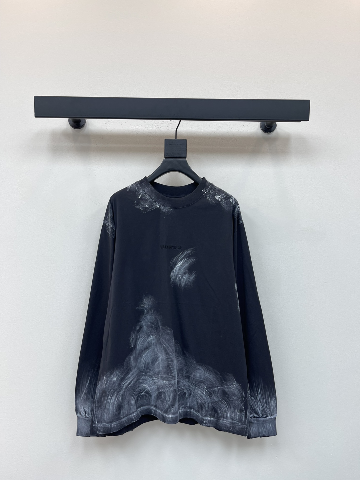 NO:467667,BALENCI*GA/Paris 25 new style. Front and rear letter LOGO embroidery hand-painted graffiti washing and graffiti, long-sleeved T-shirt with a full design sense. Pay attention to the fabric using a regular environmentally friendly dye, fixed-woven and dyed cotton double yarn, 260 grams of gram weight, clean cloth surface, clear cloth pattern, soft and comfortable. The thread is fixed-dyed and dyed without color difference. Classic letter LOGO is embroidered by imported Tajima embroidery machine. The garment is washed and graffiti and graffiti, and the hand-painted graffiti. The super heavy process. The style is OS loose shoulder-off style. The same style for men and women!  XS-L, balenciaga,tees,t-shirt,alexander wang19860909BALENCI*GA/巴黎25新款 前后字母LOGO刺绣手绘涂鸦洗水磨烂做旧长袖T恤,设计感十足.注意面料采用正口环保染料,定织定染全棉双纱、克重260克,布面干净.布纹清晰,柔软舒适.螺纹釆用定染无色差.经典字母LOGO采用进口田岛绣花机刺绣.成衣水洗磨烂做旧,手绘涂鸦.超重工艺.版型釆用OS宽松落肩版型.男女同款！XS-L,,balenciaga,tees，t-shirt,alexander wang,Women's clothing