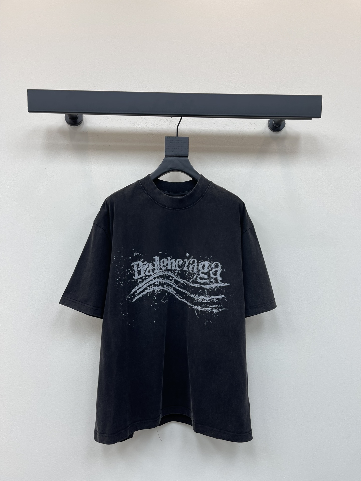 NO:467708,BALENCI*GA/Paris 25 latest model with different colors of Coke wavy logo short-sleeved T-shirts in front and back. The brick cabinet is synchronized. The fabric is made of Paris ZP fixed-woven and dyed all cotton double yarns tightly cotton. The weight is 260 grams, the cloth surface is clean, the cloth pattern is clear, soft and comfortable, and the thread is fixed-dyed without color difference. The classic pattern is direct-sprayed with environmentally friendly imported materials, and the effect is three-dimensional. The super-weight craftsmanship version adopts OS loose shoulder-off style. The same style for men and women!  XS-L, balenciaga, T-shirt,tees, t-shirt,alexander wang19860909BALENCI*GA/巴黎25最新款前后不同颜色可乐波浪logo短袖T恤.砖柜同步.面料采用巴黎ZP定织定染全棉双纱紧密棉.克重260克,布面干净.布纹清晰,柔软舒适,螺纹釆用定染无色差.经典图案采用环保进口材料直喷印花,效果立体.超重工艺版型釆用OS宽松落肩版型. 男女同款！XS-L,,balenciaga,T-shirt,tees，t-shirt,alexander wang,Women's clothing