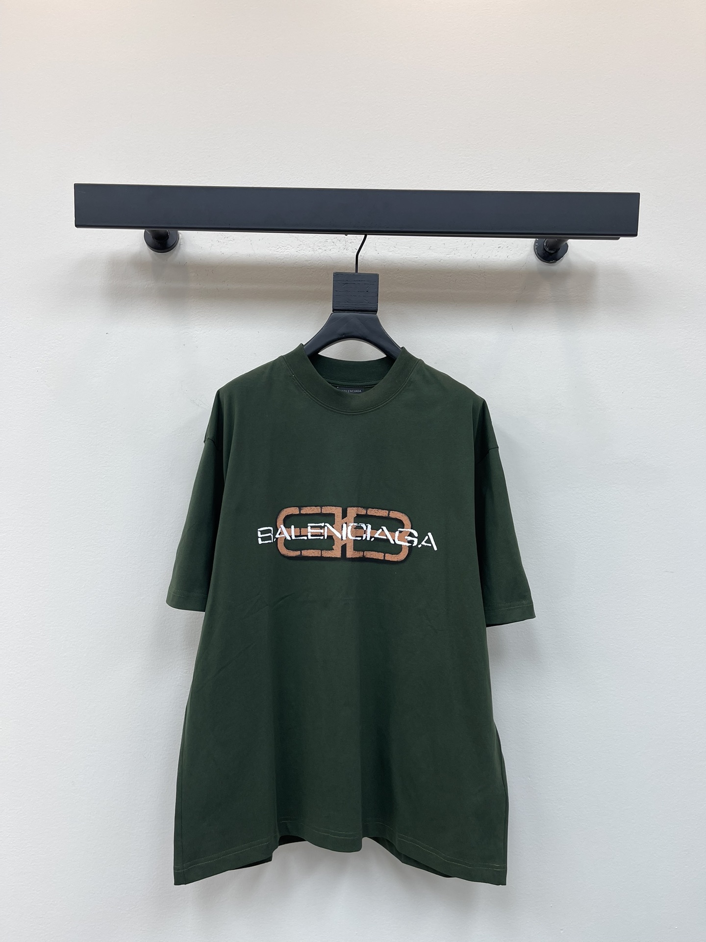 NO:467686,BALENCI*GA/Paris.25 latest new LOGO printed wash water used for old short-sleeved T-shirt. The brick cabinet is synchronized. The fabric is made of Paris ZP fixed-woven and dyed cotton double yarn. The weight is 260 grams, the cloth surface is clean, the cloth pattern is clear, soft and comfortable. The thread is fixed-dyed without color difference. The printing is made of environmentally friendly imported paddles. The letters are clear, and the effect is three-dimensional. The clothing is washed. The style is OS loose shoulder-off style. The same style for men and women!  XS-L, balenciaga, T-shirt,tees, t-shirt,alexander wang19860909BALENCI*GA/巴黎.25最新款新LOGO印花洗水做旧短袖T恤.砖柜同步.面料采用巴黎ZP定织定染全棉双纱.克重260克,布面干净.布纹清晰,柔软舒适.螺纹釆用定染无色差.印花采用环保进口胶桨.字母清晰,效果立体.成衣水洗.版型釆用OS宽松落肩版型. 男女同款！XS-L,,balenciaga,T-shirt,tees，t-shirt,alexander wang,Women's clothing