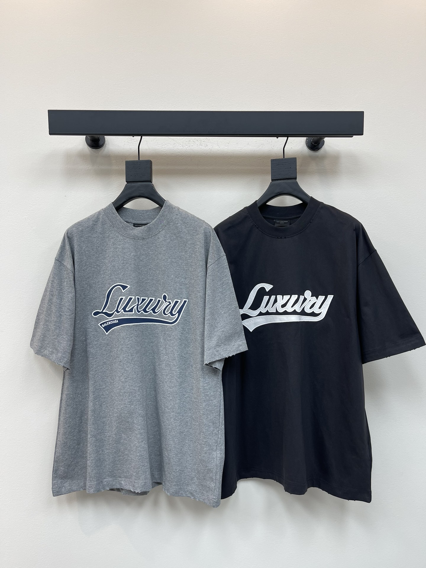 NO:467701,BALENCI*GA/Paris 25 new model is embroidered with LUXURY chest letter patch embroidered as an old short-sleeved T-shirt. The brick cabinet is synchronized. The fabric is made of Paris ZP fixed-woven and dyed cotton double yarn, with a weight of 260 grams. The cloth surface is clean. The cloth pattern is clear, soft and comfortable. The thread is fixed-dyed without color difference. The letter LOGO is embroidered by imported Tajima embroidery machine. The letters are clear and the effect is three-dimensional. The style is OS loose shoulder-off style. The same style for men and women!  XS-L, balenciaga, T-shirt,tees, t-shirt,alexander wang19860909BALENCI*GA/巴黎25新款正面以LUXURY胸前字母贴布刺绣磨烂作旧短袖T恤.砖柜同步.面料采用巴黎ZP定织定染全棉双纱、克重260克,布面干净.布纹清晰,柔软舒适.螺纹釆用定染无色差.字母LOGO采用进口田岛绣花机刺绣.字母清晰,效果立体.版型釆用OS宽松落肩版型.男女同款！XS-L,,balenciaga,T-shirt,tees，t-shirt,alexander wang,Women's clothing