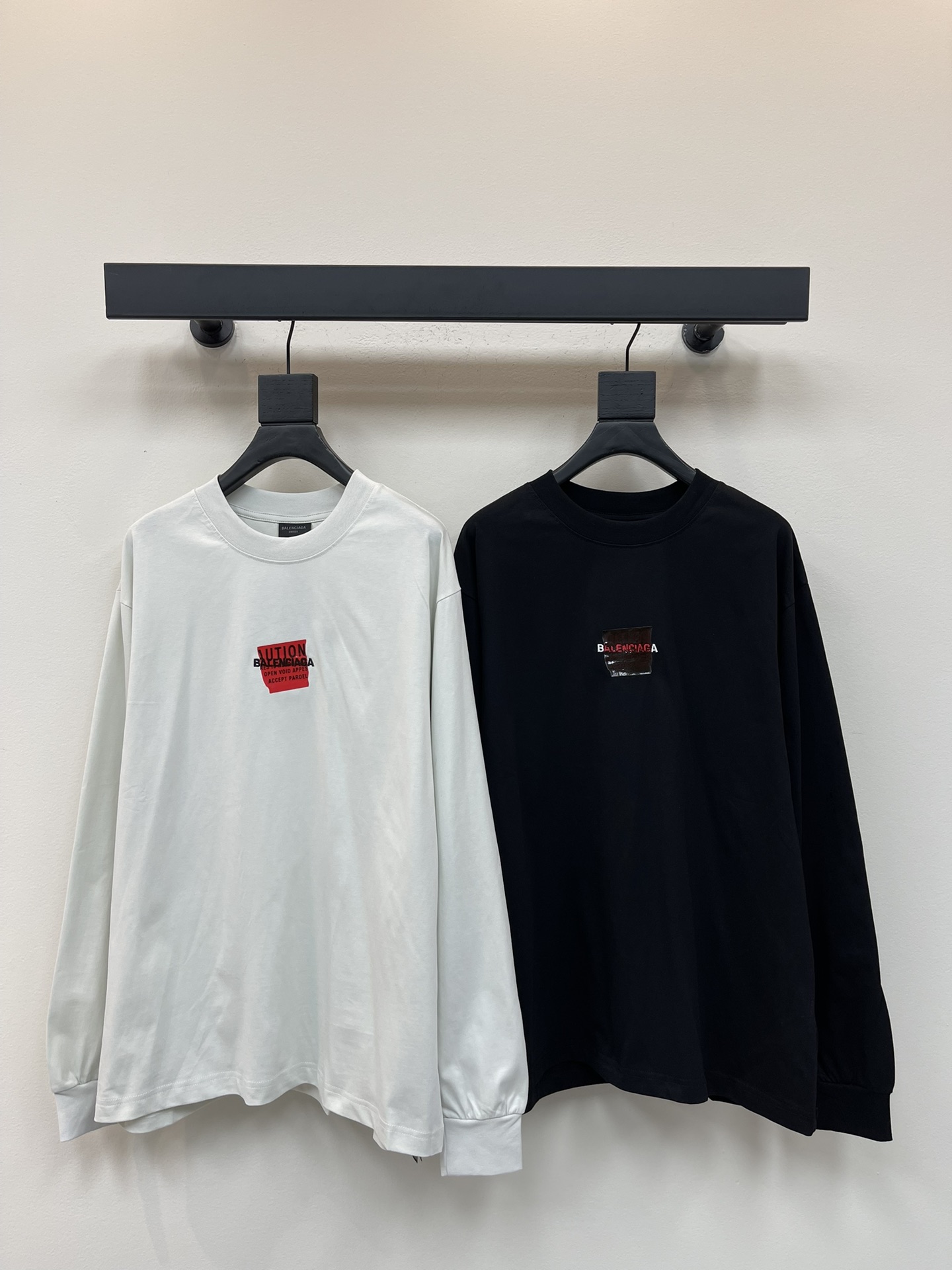 NO:467674,BALENCI*GA/Paris 25 new style, front and rear letter LOGO embroidery tape pressed long-sleeved T-shirt, full-sleeved design. The fabric is made of Paris ZP fixed-woven and dyed cotton double yarn, with a weight of 260 grams, and the cloth surface is clean. The pattern is clear, soft and comfortable. The thread is fixed-dyed without color difference. The classic letter LOGO is embroidered with imported Tajima embroidery machine. The tape is imprinted with imported transparent glue. The effect is three-dimensional. The style is OS loose shoulder-off style. The same style for men and women!  XS-L, balenciaga,tees,t-shirt,alexander wang19860909BALENCI*GA/巴黎25新款 前后字母LOGO刺绣胶带压胶长袖T恤,设计感十足.面料采用巴黎ZP定织定染全棉双纱、克重260克,布面干净.布纹清晰,柔软舒适.螺纹釆用定染无色差.经典字母LOGO采用进口田岛绣花机贴布刺绣.胶带采用进口透明胶浆压印.效果立体.版型釆用OS宽松落肩版型.男女同款！XS-L,,balenciaga,tees，t-shirt,alexander wang,Women's clothing