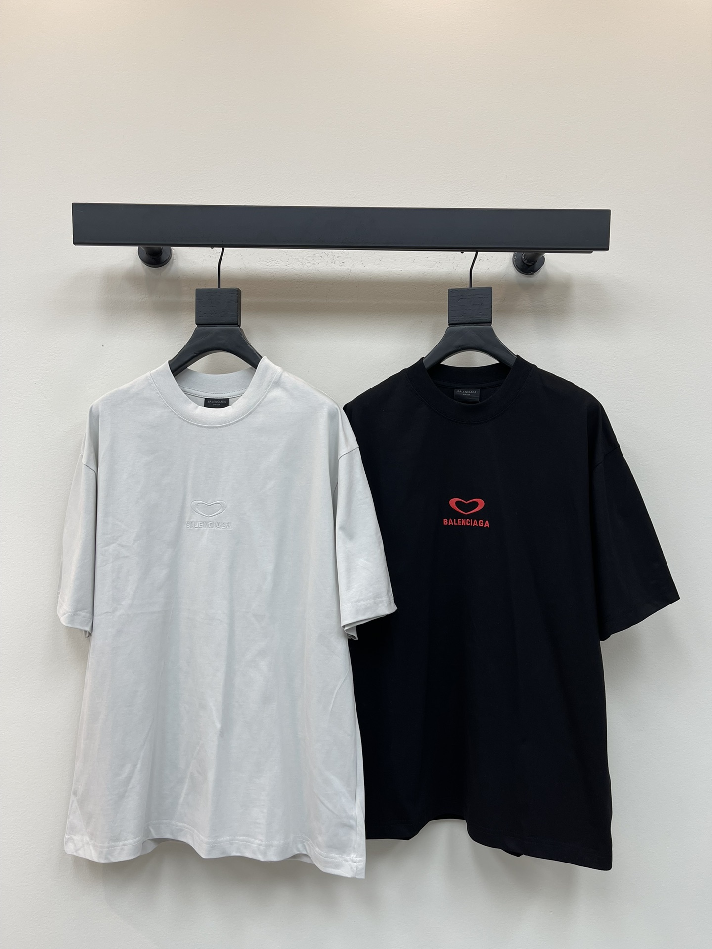 NO:467694,BALENCI*GA/Paris 25 latest Paris Chinese Valentine's Day limited edition, love LOGO embroidery on the front, love LOGO printed short-sleeved T-shirt on the back, brick cabinet synchronized. The fabric is made of Paris ZP fixed weaving and dyeing all cotton double yarn. The weight is 260 grams, the cloth surface is clean, the cloth pattern is clear, soft and comfortable. The thread is fixed dyeing without color difference. The embroidery is embroidered by imported Tiandao embroidery machine. The printing is made of environmentally friendly imported paddles. The letters are clear and the effect is three-dimensional. The style is OS loose shoulder-off style. The same style for men and women!  XS-L, balenciaga, T-shirt,tees, t-shirt,alexander wang19860909BALENCI*GA/巴黎25最新款巴黎七夕情人节限定款,前面爱心LOGO刺绣后面爱心LOGO印花短袖T恤.砖柜同步.面料采用巴黎ZP定织定染全棉双纱.克重260克,布面干净.布纹清晰,柔软舒适.螺纹釆用定染无色差.绣花采用进口田岛绣花机刺绣.印花采用环保进口胶桨.字母清晰,效果立体.版型釆用OS宽松落肩版型. 男女同款！XS-L,,balenciaga,T-shirt,tees，t-shirt,alexander wang,Women's clothing