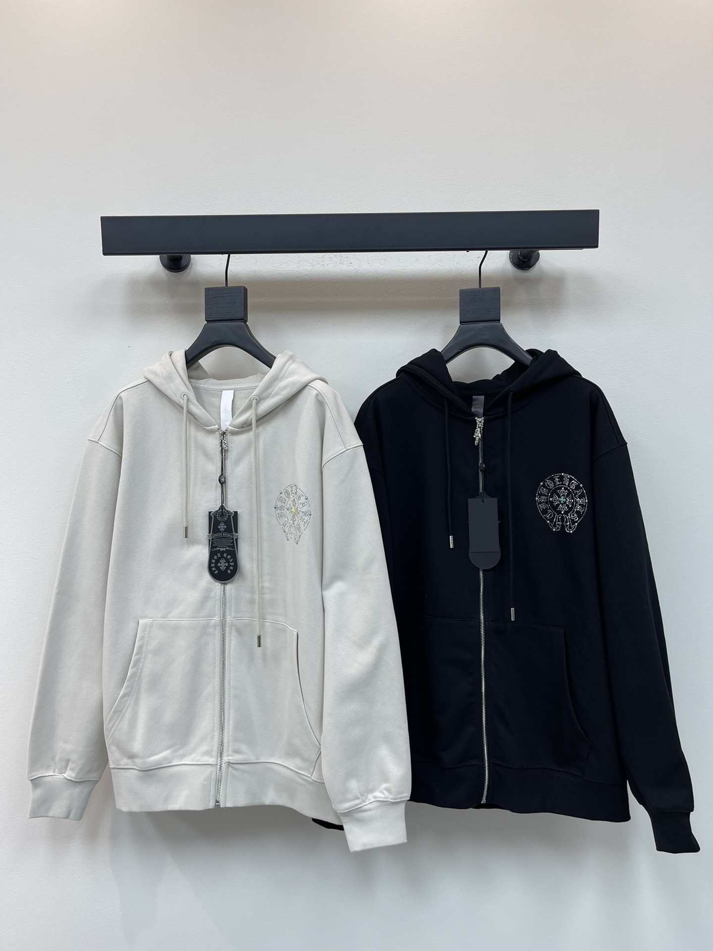 NO:467715,ChromeHeart* 25 early autumn new horseshoe hot diamond logo hooded sweatshirt. A basic and versatile sweatshirt jacket is essential in early autumn, which can easily solve daily matching problems!  The casual hooded sweatshirt has a casual, smooth and casual feel. It has strong inclusiveness. Customized pure cotton fabric, clear texture, and comfortable upper body. The same style for men and women!  S-XL, chrome hearts, chrome hearts, hoodie, sweatshirts, jackets & coats, hats, alexander wang19860909ChromeHeart*克罗心25早秋新款马蹄烫钻logo连帽卫衣.初秋必备基础百搭卫衣外套,轻松解决日常搭配问题！休闲版型连帽卫衣,廓形随性流畅休闲感十足包容性强.定制纯棉面料,纹理清晰,上身舒适.男女同款！S-XL,,chrome hearts,chrome hearts,hoodie,sweatshirts,jackets & coats,hats,alexander wang,Women's clothing