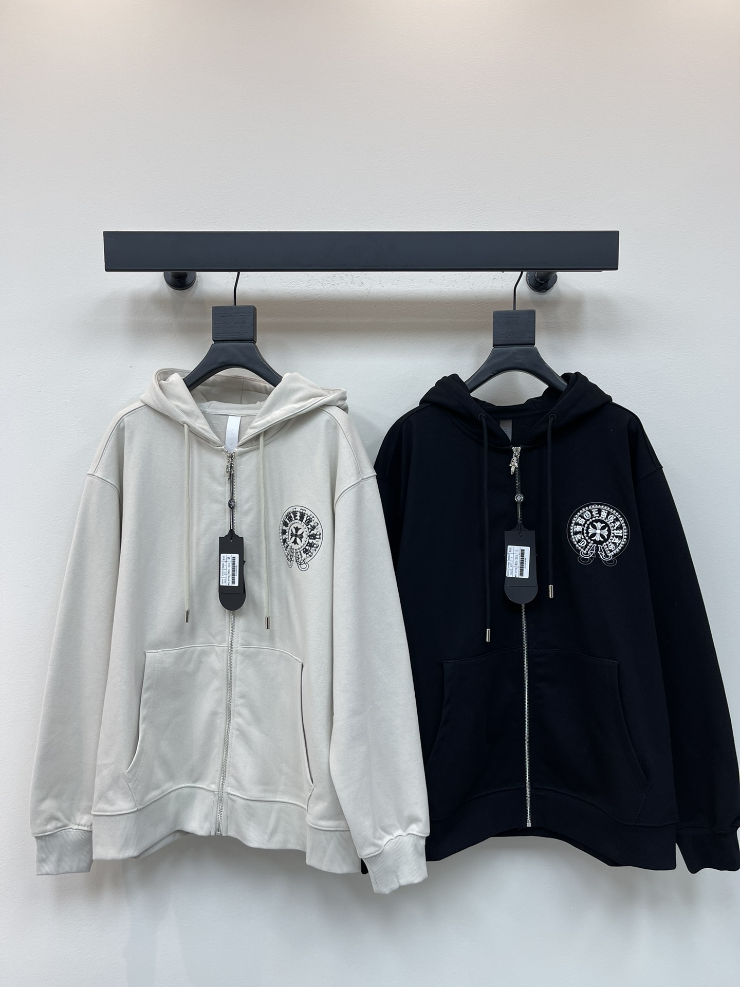 NO:467722,ChromeHeart* 25 early autumn new heavy industry beaded printed logo hooded sweatshirt. A basic and versatile sweatshirt jacket is essential in early autumn, which can easily solve daily matching problems!  The casual hooded sweatshirt has a casual, smooth and casual feel. It has strong inclusiveness. Customized pure cotton fabric, clear texture, and comfortable upper body. The same style for men and women!  S-XL, chrome hearts, chrome hearts, hoodie, sweatshirts, jackets & coats, hats, alexander wang19860909ChromeHeart*克罗心25早秋新款重工钉珠印花logo连帽卫衣.初秋必备基础百搭卫衣外套,轻松解决日常搭配问题！休闲版型连帽卫衣,廓形随性流畅休闲感十足包容性强.定制纯棉面料,纹理清晰,上身舒适.男女同款！S-XL,,chrome hearts,chrome hearts,hoodie,sweatshirts,jackets & coats,hats,alexander wang,Women's clothing