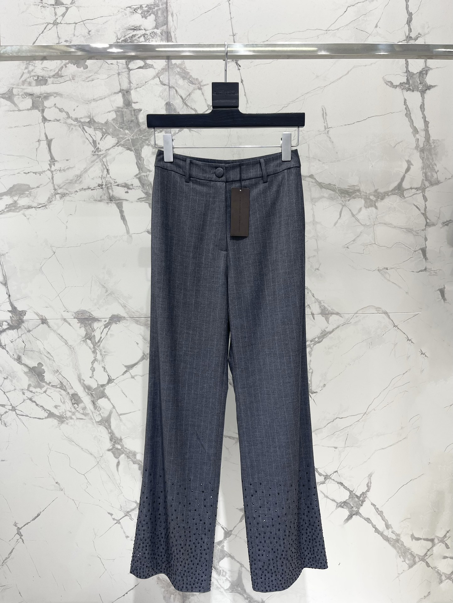 NO:932772,* ES Hot Diamond Suit Pants [The details will kill you at a glance] These pants are simply synonymous with low-key luxury!  The trousers are studded with fine sparkling diamonds, making it look like you are wearing the Milky Way on your body when you walk, but they are not exaggerated at all!  It will secretly shine under the sun/light, and the suit fabric has a superb drape. It covers the flesh and makes you 100% slimmer. Sisters with pear-shaped/apple-shaped figures can close their eyes!  Totally unplayable!  The drill is not easy to fall off!  Just machine washable laundry bag ~ size SML, Balmain-clothing, balmain, business suit,19860909* ES烫钻西装裤【一眼沦陷的细节杀】 这条裤子简直是低调奢华的代名词！裤脚缀满细闪烫钻,走起路来像把银河穿在身上,但完全不会浮夸！阳光下/灯光下会偷偷发光,垂感超绝的西装面料,遮肉显瘦一百分,梨形/苹果型身材姐妹闭眼冲！ 完全不起球！钻也不容易掉！机洗套洗衣袋就行～  码数SML,巴尔曼-服装,balmain,business suit,,Women's clothing