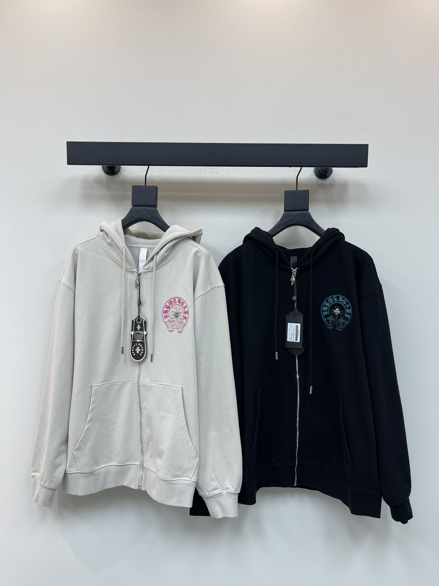 NO:467730,ChromeHeart* 25 early autumn new horseshoe patch embroidered logo hooded sweatshirt. A basic and versatile sweatshirt jacket is essential in early autumn, which can easily solve daily matching problems!  The casual hooded sweatshirt has a casual, smooth and casual feel. It is very inclusive. Customized pure cotton fabric, clear texture, and comfortable upper body. The same style for men and women!  S-XL, chrome hearts, chrome hearts, hoodie, sweatshirts, jackets & coats, hats, alexander wang19860909ChromeHeart*克罗心25早秋新款马蹄贴布刺绣logo连帽卫衣.初秋必备基础百搭卫衣外套,轻松解决日常搭配问题！休闲版型连帽卫衣,廓形随性流畅休闲感十足包容性强.定制纯棉面料,纹理清晰,上身舒适.男女同款！S-XL,,chrome hearts,chrome hearts,hoodie,sweatshirts,jackets & coats,hats,alexander wang,Women's clothing