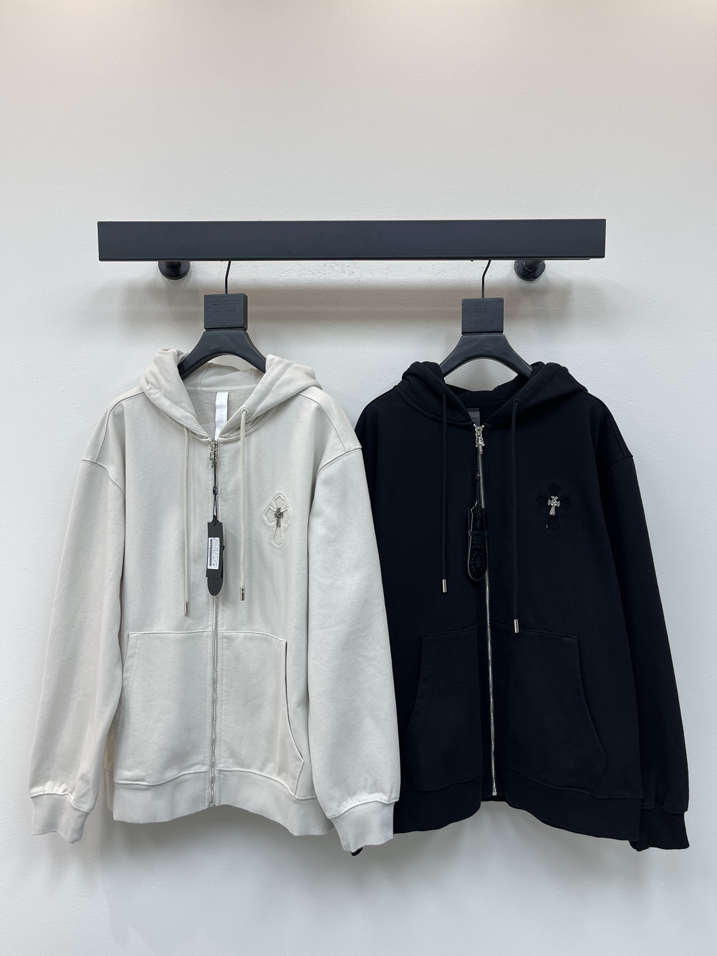 NO:467737,ChromeHeart* 25 early autumn new horseshoe patch embroidered logo hooded sweatshirt. A basic and versatile sweatshirt jacket is essential in early autumn, which can easily solve daily matching problems!  The casual hooded sweatshirt has a casual, smooth and casual feel. It has strong inclusiveness. Customized pure cotton fabric, clear texture, and comfortable upper body. The same style for men and women!  S-XL, chrome hearts, chrome hearts, hoodie, sweatshirts, jackets & coats, hats, alexander wang19860909ChromeHeart*克罗心25早秋新款马蹄贴布刺绣logo连帽卫衣.初秋必备基础百搭卫衣外套,轻松解决日常搭配问题！休闲版型连帽卫衣,廓形随性流畅休闲感十足包容性强.定制纯棉面料,纹理清晰,上身舒适.男女同款！S-XL,,chrome hearts,chrome hearts,hoodie,sweatshirts,jackets & coats,hats,alexander wang,Women's clothing