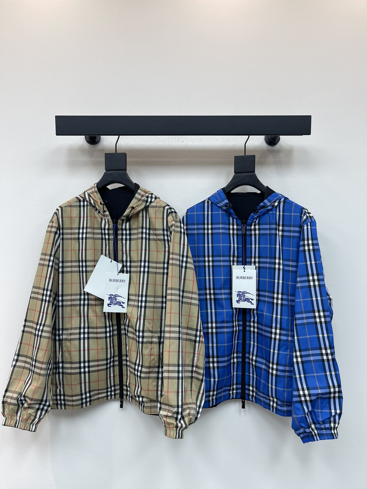 NO:469145,Burberr*25 early autumn new double-sided plaid jacket hooded jacket Lightweight jacket, one side of Burberry plaid, the other side is solid nylon fabric, paired with brand logo decals. Hooded for a casual style. Two-way zipper opening and closing drawstring hood and hem Zipper side pocket; reverse zipper pocket Elastic cuffs Front chest with Burberry three-dimensional silicone logo plaid included clothing dust bag The casual style is looser than the regular style Two-color S-XL, burberry, jackets & coats, jackets & coats, hats, alexander wang19860909Burberr*25早秋新款双面穿格纹夹克连帽外套 轻盈外套,一面装饰 Burberry 格纹,另一面采用纯色尼龙面料, 搭配品牌徽标贴花.设有连帽,呈现休闲版型. 双向拉链开合抽绳式连帽与衣摆 拉链侧袋；反面拉链口袋 弹性袖口 前胸饰有 Burberry 立体硅胶徽标饰牌 随附衣物防尘袋 休闲版型较常规版型剪裁更为宽松 两色S-XL,,burberry,jackets & coats,jackets & coats,hats,alexander wang,Women's clothing