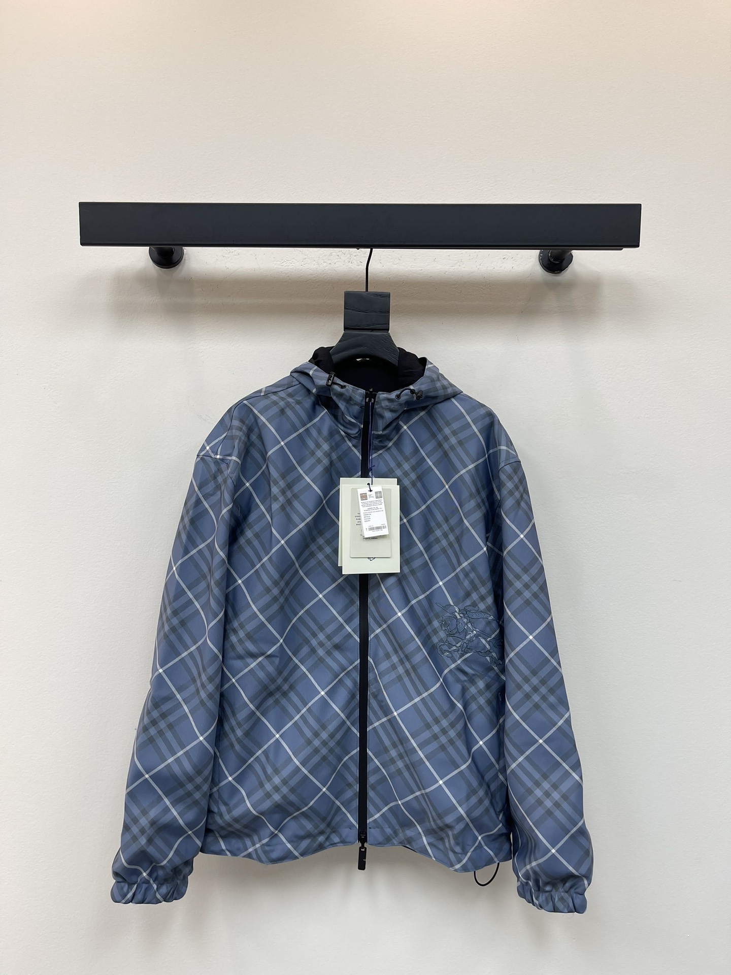 NO:469153,BURBERR*25 early autumn new sky blue diagonal plaid double-sided jacket A main material Cotton sky blue diagonal plaid fabric; B main material Black cotton fabric Lower right logo war horse embroidery pattern adopts windproof zipper Hooded design Hem with elastic buckle Loose style Men and women Same style Seiko crafted Advanced quality Sky blue S-XL, burberry, jackets & coats, jackets & coats,hats,alexander wang19860909BURBERR*25早秋新款天蓝色斜格纹双面穿夹克外套 A主料 棉质天蓝色斜格纹面料；B主料 黑色棉质面料 右下品标识战马刺绣图案 采用防风拉链 连帽设计 下摆设有松紧卡扣 宽松版型 男女同款 精工制作 高级品质 天蓝色S-XL,,burberry,jackets & coats,jackets & coats,hats,alexander wang,Women's clothing