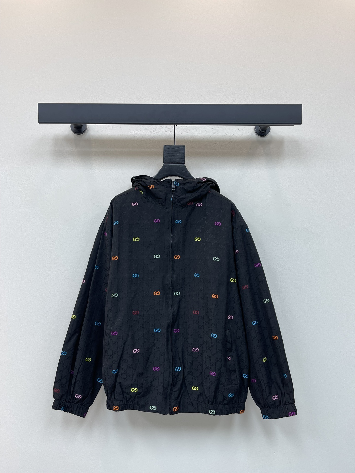 NO:469169,Gucc*25 early autumn new colorful flower embroidery hooded jacket jacket jacquard cotton fabric color GG embroidery crafts hat hem elastic buckle windproof design shoulder-fall casual loose style men and women same style autumn and winter c-position reservation style full of elegance and fun men and women same style black S-XL, gucci, jackets & coats, jackets & coats, hats, alexander wang19860909Gucc*25早秋新款彩花刺绣连帽夹克外套 提花棉质面料 彩色GG绣花工艺 帽子下摆松紧卡扣防风设计 落肩休闲宽松款 男女同款 秋冬c位预定款优雅与趣味感拉满 男女同款 黑色S-XL,,gucci,jackets & coats,jackets & coats,hats,alexander wang,Women's clothing