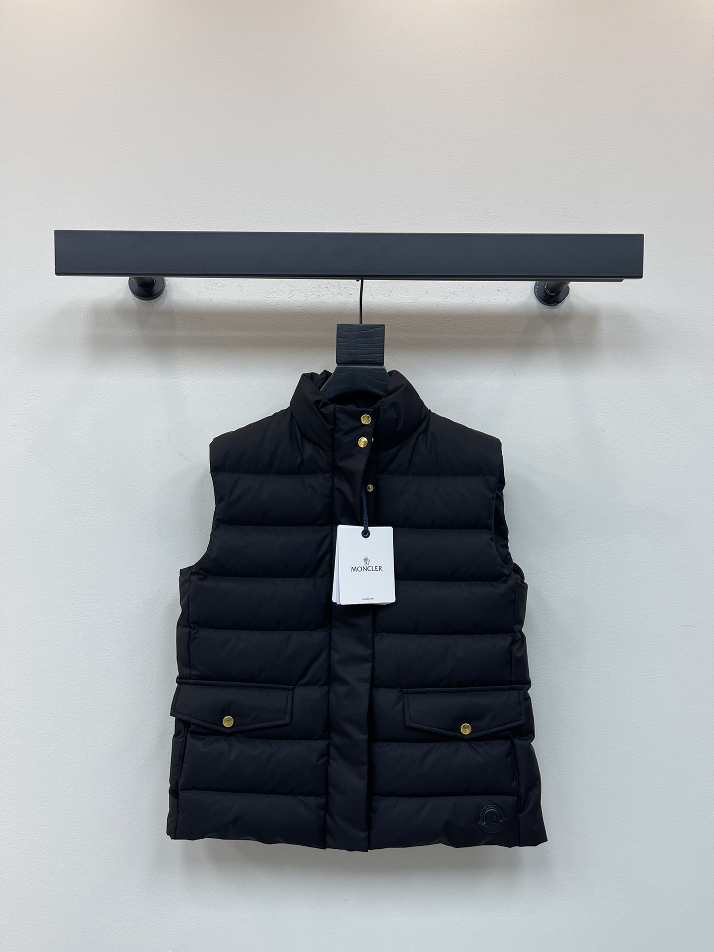 NO:469185,With dust bag Moncle* 25 fall and winter new Besset women's down vest Besset is warm and not heavy, making it ideal for mild weather. Made of brushed polyester fabric, it has a soft texture and smooth effect. Exquisite slim fit design. Whether outdoor or urban casual, it can be easily dealt with. Longue saison lining is made of polyester fabric Filled down zippers and snap closure Snap closure pocket drawstring waist Leather logo patch size reference slim fit black SML, Moncler, down jacket, alexander wang19860909配防尘袋Moncle*蒙口25秋冬新款Besset女士羽绒马甲 Besset羽绒马甲既保暖又不显厚重,是温和天气的理想选择. 采用拉绒聚酯纤维面料制成, 具有柔软质地和光滑效果.精美修身版型设计 无论是户外或都市休闲,皆能轻松应对. 采用聚酯纤维面料制成Longue saison衬里 填充羽绒拉链和按扣开合 按扣开合口袋抽绳腰部 皮革标识贴片尺码参照修身版型 黑色SML,,Moncler,down jacket,alexander wang,Women's clothing