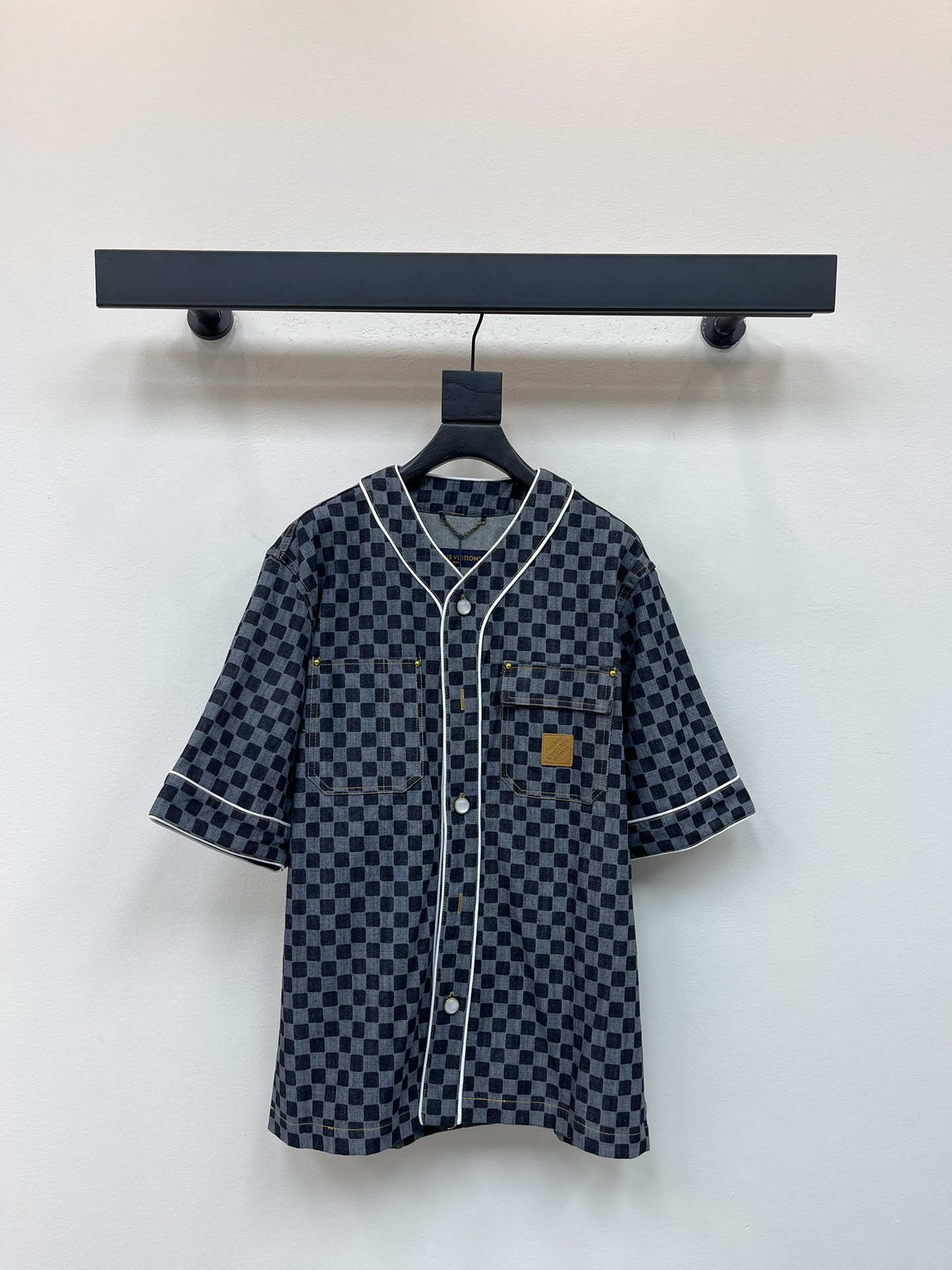 NO:469177,Louis Vuitto*25 early autumn new mini laser checkerboard denim short-sleeved shirt This short-sleeved denim baseball shirt is casual in a relaxed style and relaxed summery atmosphere, and then the cotton cloth is covered with a full Miniature Damier pattern. Contrast color edging and pearlescent buttons finish the finishing style, and the bright thread and rivets jointly set off the chest pocket, which can inject attention into daily style. Casual style Cotton Full-sleeved logo print contrasting color edging pearlescent button front closure rivet chest pockets, same style for men and women S-XL,,louis vuitton,shirts,T-shirt,alexander wang19860909Louis Vuitto*25早秋新品迷你激光棋盘格牛仔短袖衬衫 本款短袖牛仔棒球衬衫以休闲版型舒展清爽夏日气息, 再为棉布铺陈全幅 Miniature Damier 图案. 撞色镶边和珠光纽扣点睛利落风范,明线与铆钉共同烘托胸袋, 可为日常造型注入瞩目格调. 休闲版型 棉 全幅标识印花撞色镶边 珠光纽扣前襟铆钉胸袋 男女同款 S-XL,,louis vuitton,shirts,T-shirt,alexander wang,Women's clothing