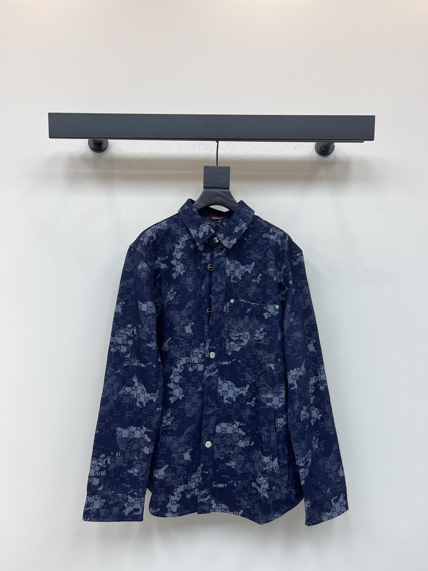 NO:469202,Gucc*25 Early Fall New GG Jacquard Denim Long Sleeve Shirt Jacket Combines denim clothing items with exquisite details, making everyday look more elegant. This shirt is made of dark blue and ivory white GG marble-effect tannin jacquard fabric, embellishing Gucci metal buttons, giving it a unique charm. Dark blue and ivory white GG marble-effect tannin jacquard fabric Gucci metal buttons Point collar chest pocket long sleeve button front closure S-XL, gucci, jackets & coats,shirts,alexander wang19860909Gucc*25早秋新款GG提花牛仔长袖衬衫外套 将丹宁服饰单品与精致细节融为一体, 令日常造型更显高雅. 这款衬衫采用深蓝色和象牙白色GG大理石效果丹宁提花面料打造, 缀饰Gucci金属纽扣,尽释别样风韵. 深蓝色和象牙白色GG大理石效果丹宁提花面料 Gucci金属纽扣 尖领胸袋长袖纽扣前襟 S-XL,,gucci,jackets & coats,shirts,alexander wang,Women's clothing