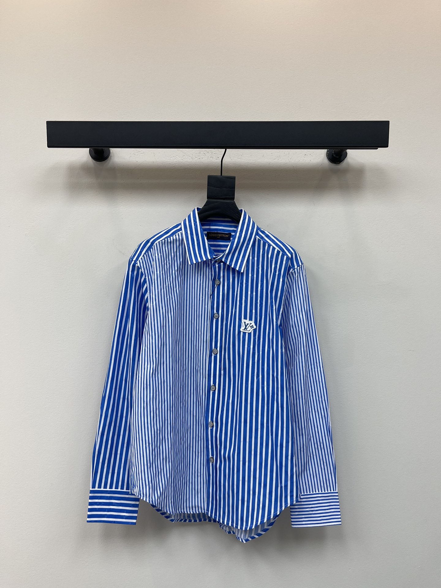 NO:469194,Louis Vuitto*25 early autumn new seam striped long-sleeved shirt creates seam effect with different width and narrow stripes. Monogram full of jacquard embossed background. Printed pattern on top of jacquard. Pearl buttons with metal base. Rubber logo patches on chest. Micro loose style. S-XL,,louis vuitton,shirts,alexander wang.19860909Louis Vuitto*25早秋新款拼缝条纹长袖衬衫 以宽窄不一的条纹营造拼缝效果 满身Monogram 提花压纹背景 标识提花之上铺陈印花图案 珠光纽扣,配有金属底座 胸前配有橡胶标识贴饰 微宽松版型 男女同款 S-XL,,louis vuitton,shirts,alexander wang,Women's clothing