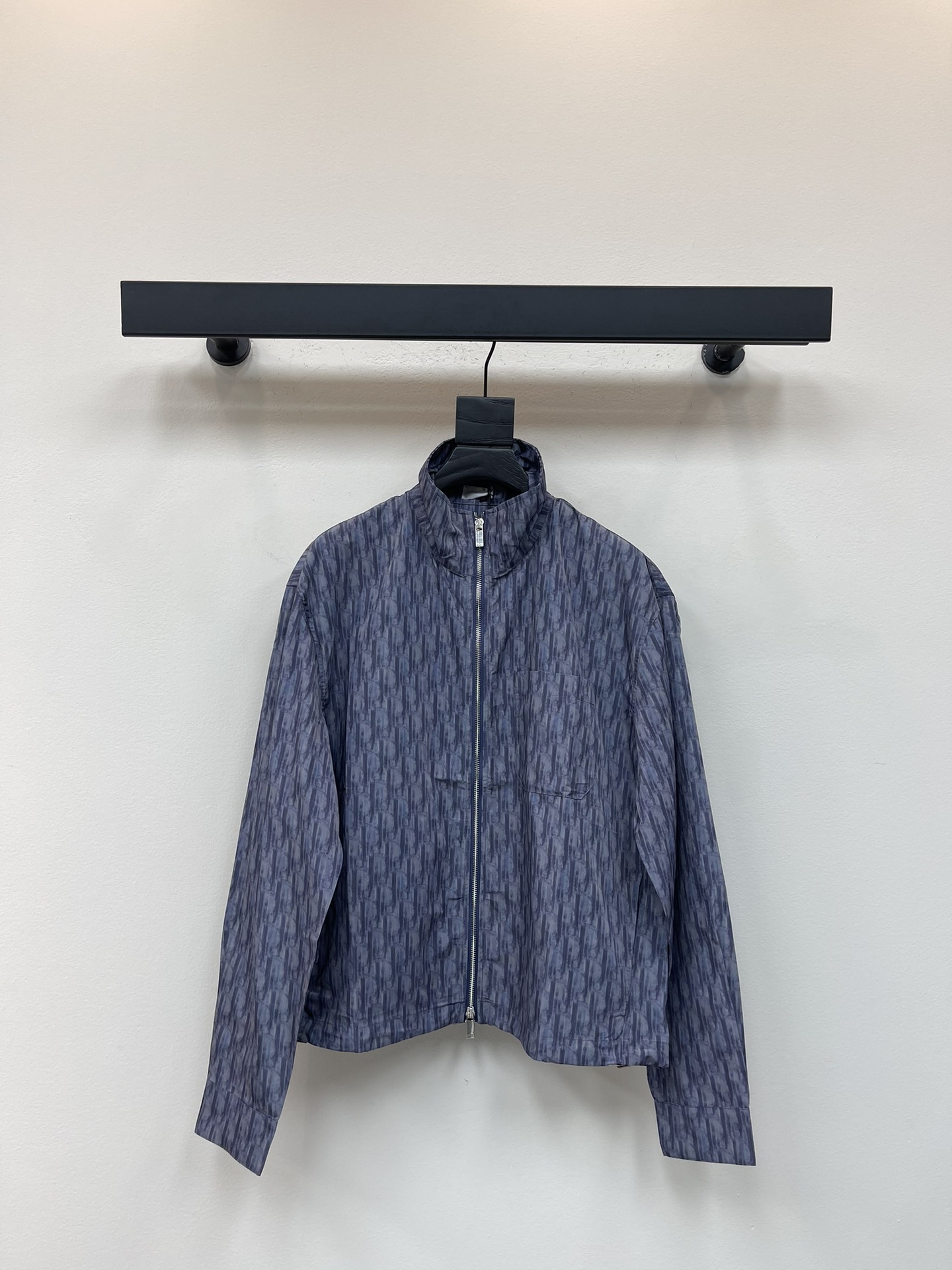 NO:469248,Dio*25 early autumn new blue tech zipper shirt jacket This zipper shirt is decorated with Dior classic Oblique print. It is carefully crafted from blue tech fabric, and the sporty style is matched with chest patch pockets and drawstring bottom edges, which is unique. Extra large, chest patch pockets, bidirectional zippered and closed drawstring bottom edges Polyester, men and women S-XL,,dior, jackets & coats, jackets & coats,shirts,alexander wang19860909Dio*25早秋新款蓝色科技料拉链衬衫夹克外套 这款拉链衬衫饰以 Dior 经典的 Oblique 印花. 采用蓝色科技面料精心制作, 运动风格版型搭配胸前贴袋和抽绳底边, 别具一格.超大版型,胸前贴袋 双向拉链开合抽绳底边 聚酯纤维 男女同款 S-XL,,dior,jackets & coats,jackets & coats,shirts,alexander wang,Women's clothing