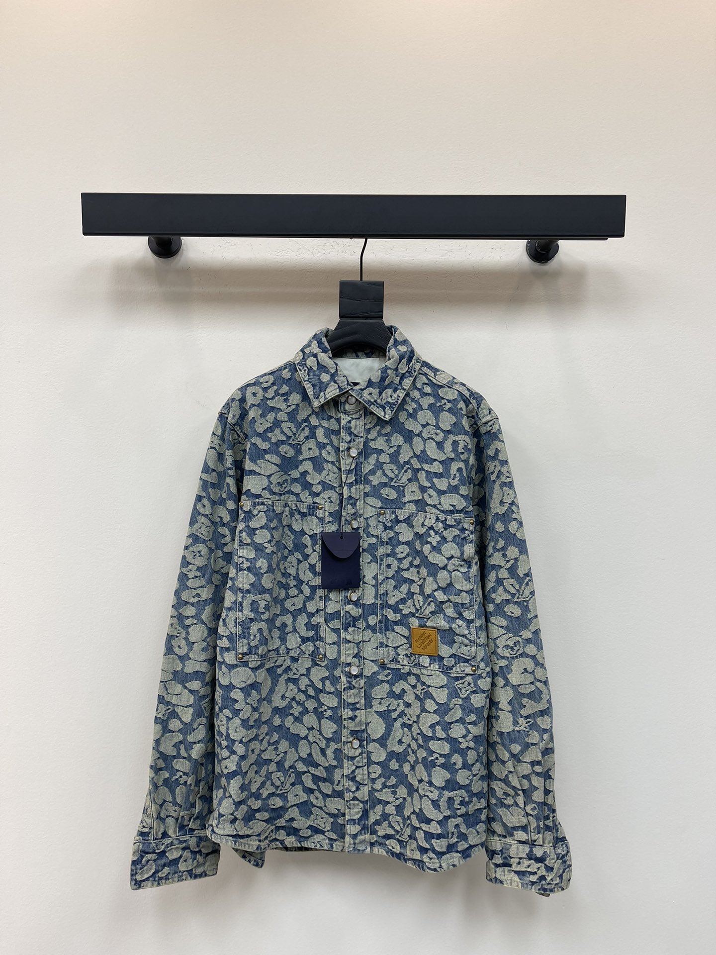 NO:469209,Louis Vuitto*25 early autumn new jacquard shirt jacket Cotton denim jacquard fabric Big pocket design on chest shirt worker square collar Standard pearl buckle closure placket curved hem casual Bag front square logo leather Casual loose fit Men and women Sexy crafted Premium texture S-XL,,louis vuitton,jackets & coats,shirts,alexander wang19860909Louis Vuitto*25早秋新款提花衬衣式外套 棉质牛仔提花面料 胸前大口袋设计  衬衫工方领 标准珍珠扣开合门襟 弧形下摆 休闲 袋前方形品标识皮革 休闲宽松版型 男女同款 精工制作 高级质感 S-XL,,louis vuitton,jackets & coats,shirts,alexander wang,Women's clothing