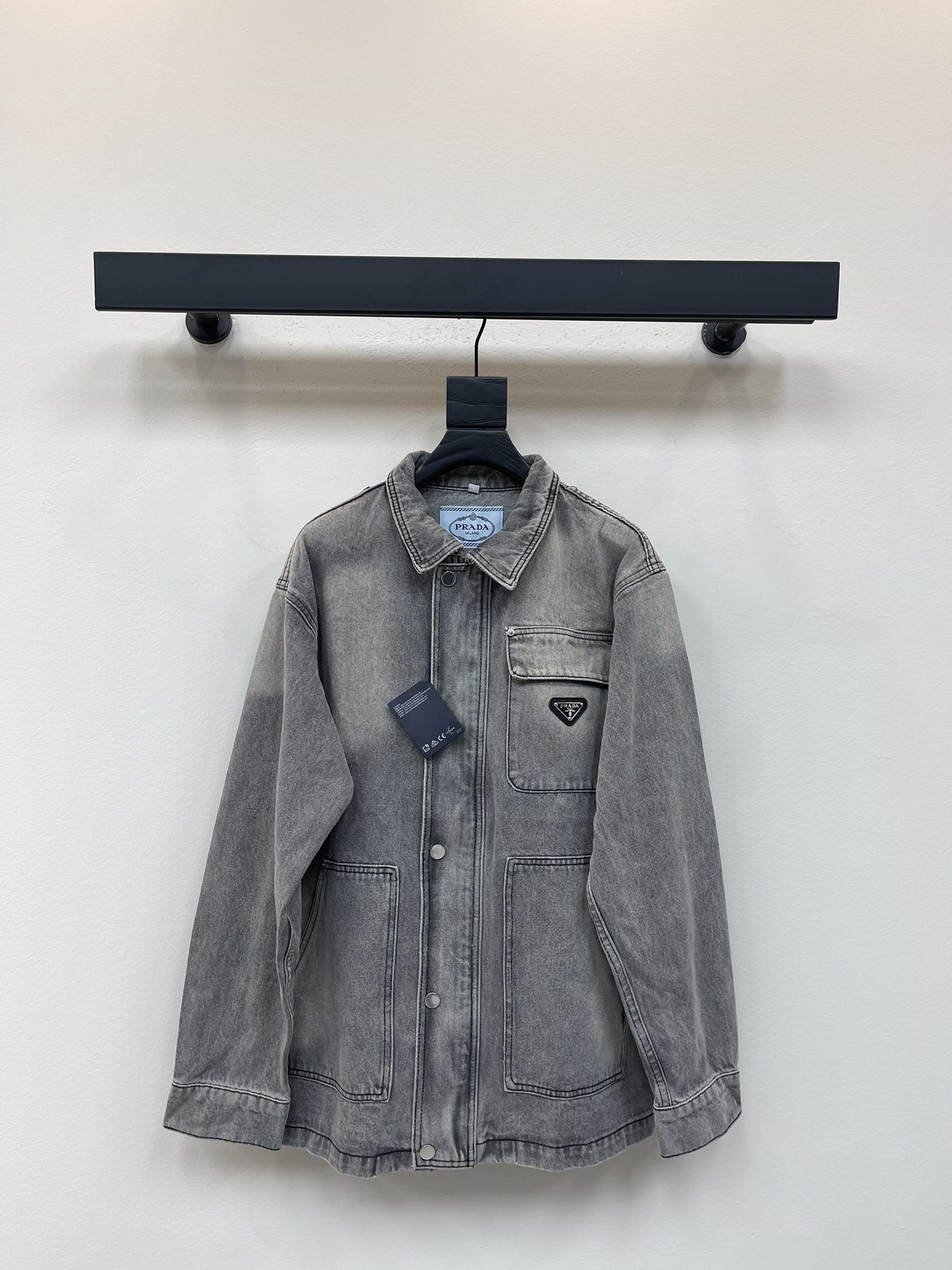 NO:469229,Prad*25 early autumn new gray-white denim jacket Cotton denim fabric The overall gray-white is washed with retro effect. Single bag triangle logo design on the chest. Loose style. Men and women. Off-white S-XL,,prada, jackets & coats,alexander wang19860909Prad*25早秋新款灰白牛仔外套 棉质牛仔面料 整体以洗旧灰白呈复古效果 胸前单袋三角形品标识设计 宽松版型 男女同款 灰白色S-XL,,prada,jackets & coats,alexander wang,Women's clothing