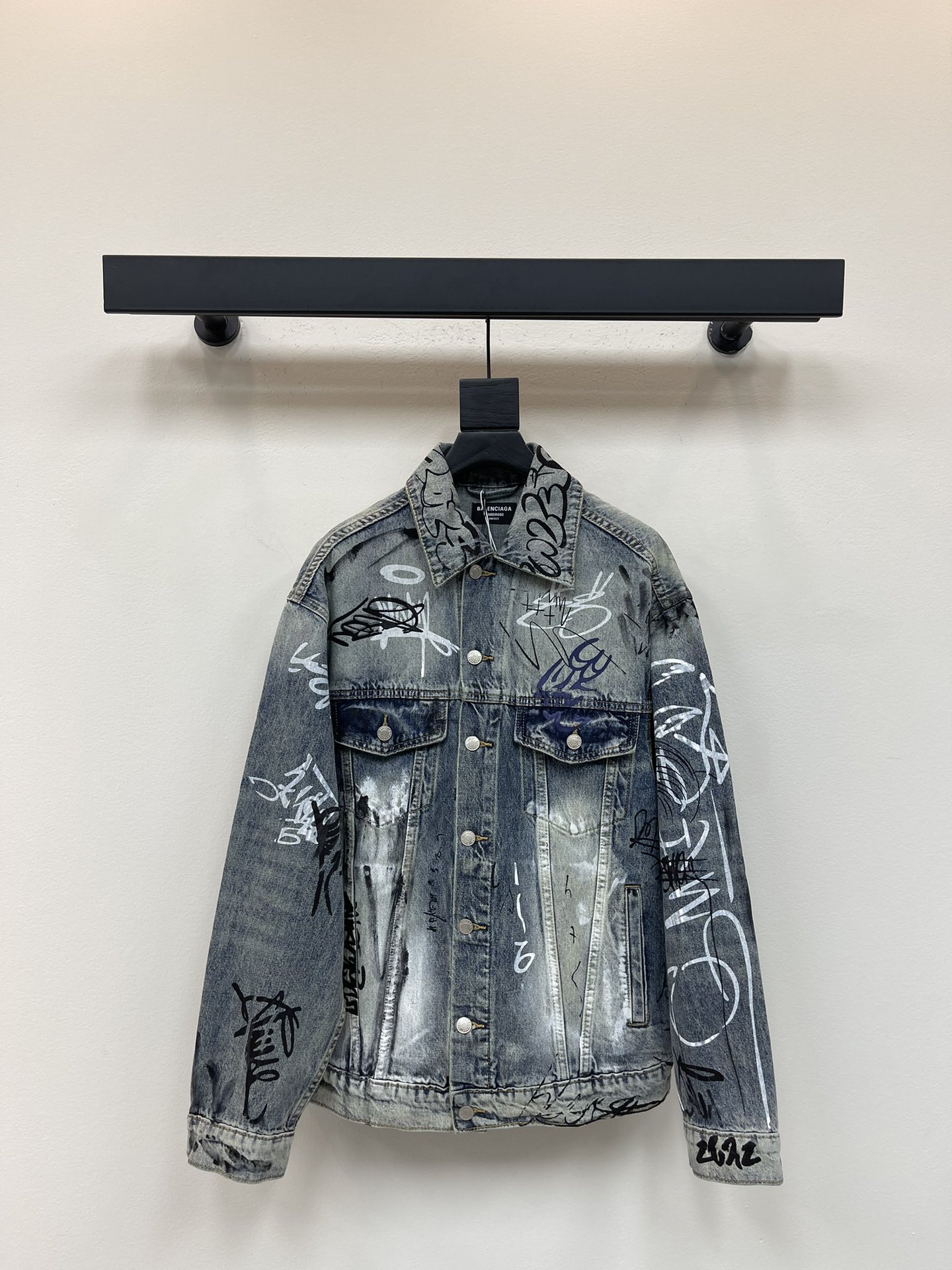 NO:469236,Balenciag*25 early autumn new style duck denim four-bag jacket Cotton denim fabric The whole is made of seam splicing surface to form a subsequent letter pattern hand-painted duck logo buttons Open and close placket loose style Men and women same style gray blue S-XL,,balenciaga,jackets & coats,alexander wang19860909Balenciag*25早秋新款涂鸭牛仔四袋款外套 棉质牛仔面料 整体以包缝拼接面成后续字母图案手工涂鸭 logo纽扣 开合门襟 宽松版型 男女同款 呈灰蓝色 S-XL,,balenciaga,jackets & coats,alexander wang,Women's clothing