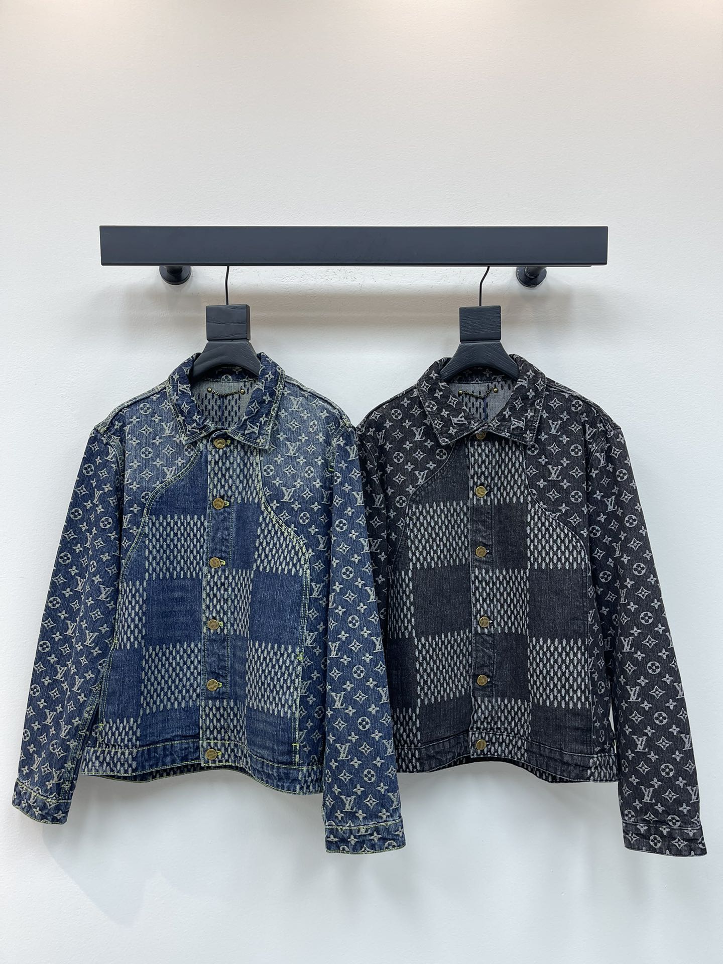 NO:469223,Louis Vuitto* classic Nigo co-branded jacquard denim jacket, old-fashioned chessboard jacquard denim cotton fabric, classic retro, age-reducing style, plus presbyopic splicing design, I don't love it too much, loose style, same style, men and women, essential for autumn and winter, simple and atmospheric ins trendy and high-end street tops, same style, two-color S-XL,,louis vuitton, jackets & coats,alexander wang19860909Louis Vuitto*经典款Nigo联名款提花牛仔外套 老花棋盘格提花牛仔棉质面料 复古中的经典之作减龄款 加上老花拼接设计 简直不要太爱了 宽松版型 男女同款 秋冬必备 简约大气 ins潮高级感炸街上衣 男女同款 两色S-XL,,louis vuitton,jackets & coats,alexander wang,Women's clothing