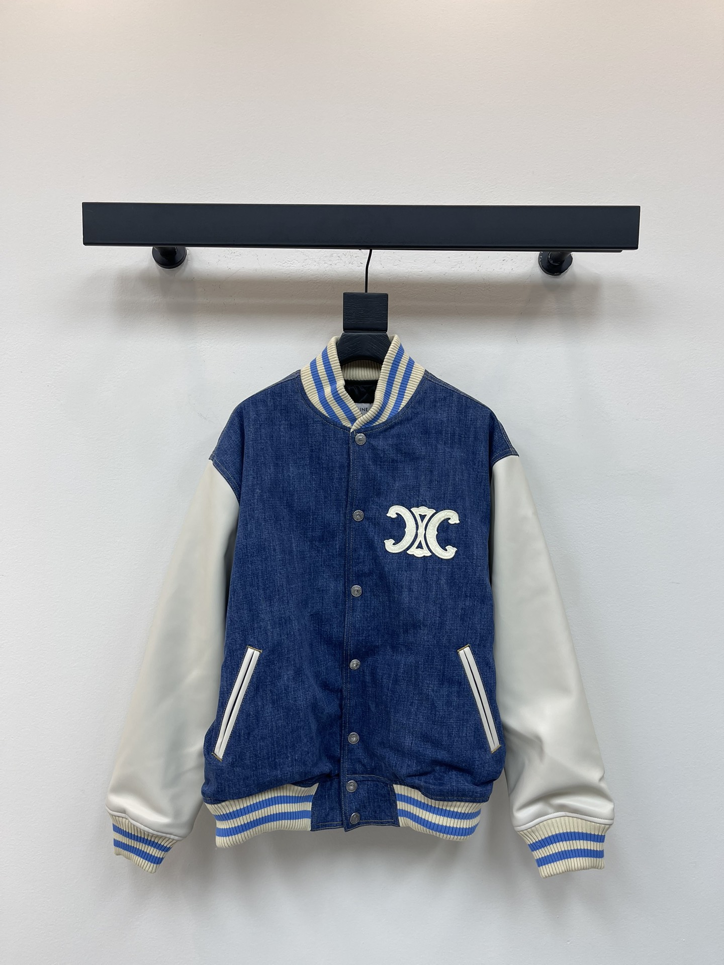 NO:465881,Celin*25 early autumn new wash color denim loose baseball uniform jacket!  Exclusive high-end production!  The loose-fitting baseball uniform is a neutral style, and it looks very good when taking photos and taking photos. It is just right and wide, and it is easy to wear with basic inner wear. It is simple and casual. It is very practical in daily life. It is really beautiful and versatile!  SML, celine, jackets & coats,alexander wang19860909Celin*25早秋新款水洗色牛仔布宽松棒球服外套！独家高版出品！偏中性风的宽松版型棒球服,拍照上镜什么的也是非常好看滴,恰到好处的阔型,内搭基础的穿就好,简单又随意～日常实穿性很强,真的是非常好看百搭了！SML,,celine,jackets & coats,alexander wang,Women's clothing