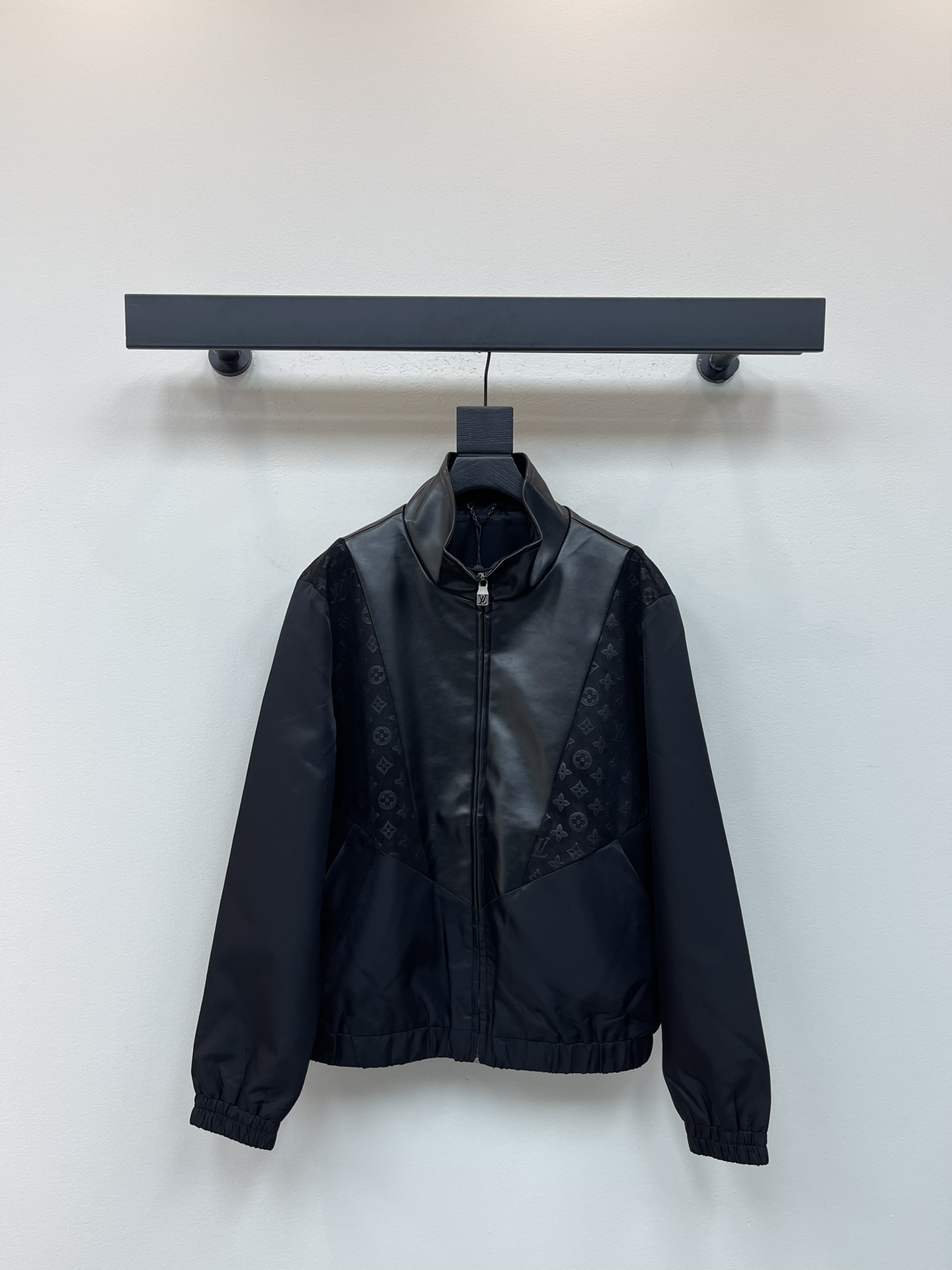 NO:469242,With dust bag Louis Vuitto*25 early autumn new hybrid leather jacket jacket This sweatshirt is made of multiple materials, blending soft sheepskin and Monogram embossed suede leather to the tech nylon body, making the casual silhouette look elegant, sheepskin, nylon, lining 65 viscose, 35 cotton, logo embossed inlay turtleneck, elastic cuffs and hem, lined zippered side pockets, loose fit, men and women, black S-XL,,louis vuitton, jackets & coats, jackets & coats, sheepskin, alexander wang19860909配防尘袋Louis Vuitto*25早秋新款混合皮革夹克外套 本款运动衫玩味多重材质拼接, 为科技锦纶衣身融入柔软羊皮革和  Monogram 压纹绒面皮革,令休闲廓形彰显雍容一面, 羊皮革, 锦纶,内衬65粘胶纤维,35棉 标识压纹嵌饰高领 弹力袖口及下摆 配有内衬拉链开合侧袋 宽松版型 男女同款 黑色S-XL,,louis vuitton,jackets & coats,jackets & coats,sheepskin,alexander wang,Women's clothing