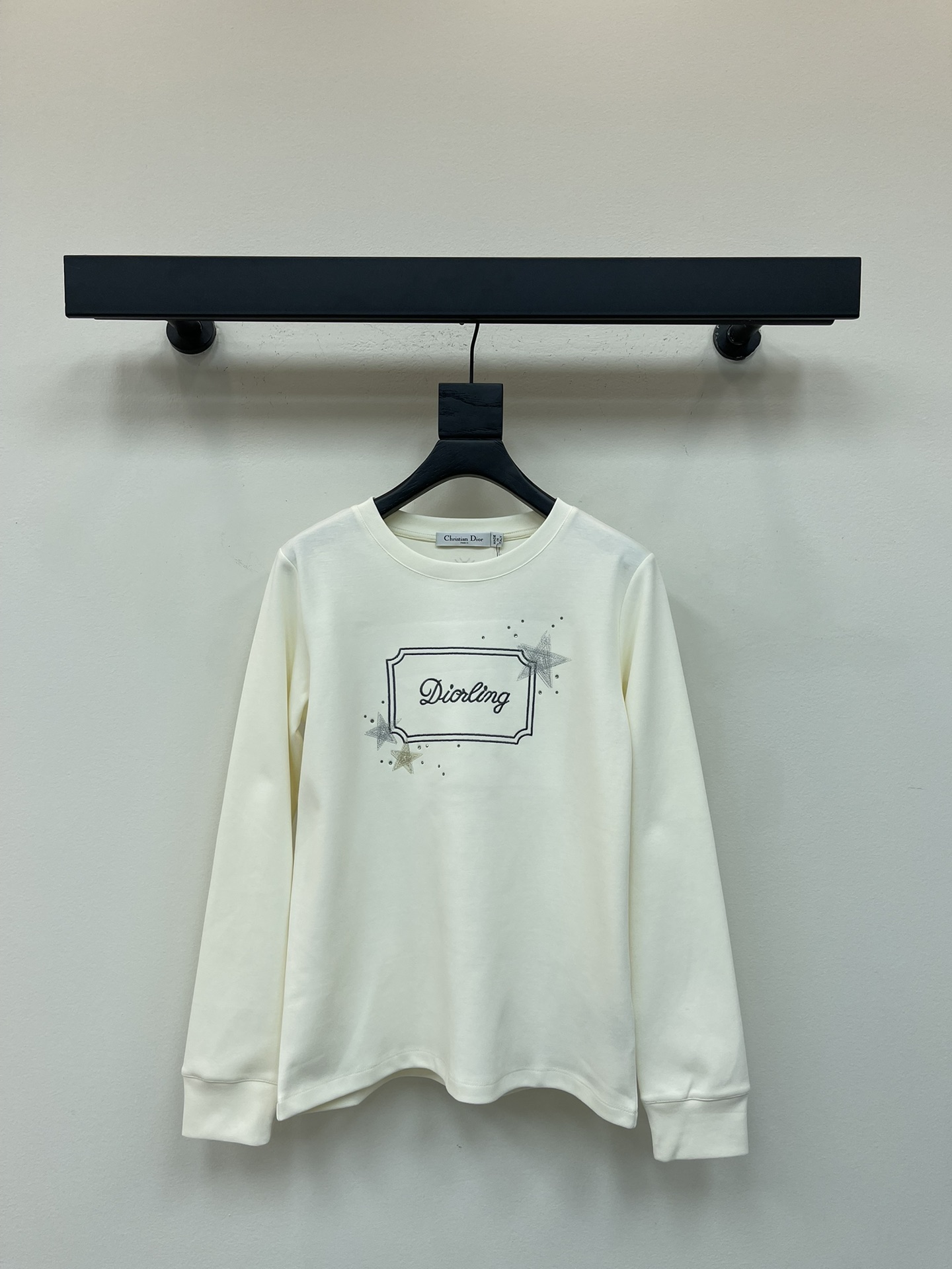 NO:465817,Dio*25 early autumn new round neck letter logo top Customized YB native cotton material Comfortable and soft, fashionable outfit Round neck pullover silhouette top cut Cuff hem threaded edge details Create a delicate and coordinated atmosphere Embellished with embroidered letters Five-pointed star pattern decoration on the chest Brand high-end stand-up look The overall style is low-key and textured The outfit is casual and fashionable, suitable for commuting and daily travel SML A,,dior,alexander wang19860909Dio*25早秋新款圆领字母徽标上衣 定制YB原生全棉材质 舒适软糯 穿搭洋气 圆领套头廓形上衣剪裁 袖口下摆螺纹包边细节 营造出精致协调的氛围感 胸前点缀刺绣字母五角星图案装饰 品牌高级感立显 整体风格低调不失质感 穿搭休闲时髦 通勤日常出行都适配 SML A,,dior,alexander wang,Women's clothing