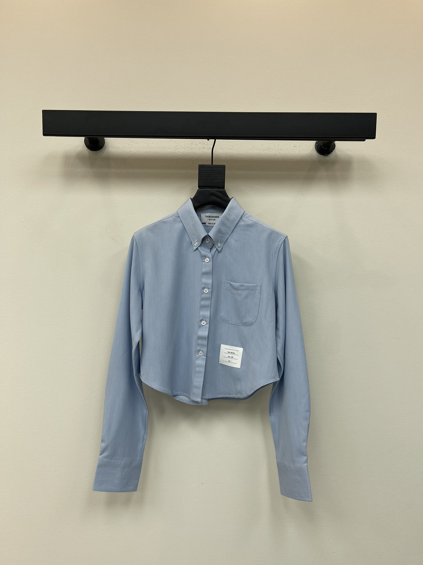 NO:465888,TB*25 early autumn new college style short denim shirt, classic elements webbing splicing, casual and lazy upper body, small short curved H-shaped style is just right and versatile, not picky, sweet or salty casual temperament girlish style, imported twill denim fabric, intellectuals grasp the age-reducing feeling, is an indispensable part of daily matching. SML, shirts, alexander wang19860909TB*25早秋新品学院风短款牛仔衬衫 经典元素织带拼接上身随意慵懒 小短款弧边H版型恰到好处百搭不挑人 可甜可盐休闲气质少女风 进口斜纹牛仔面料 知识份子减龄感狠狠拿捏 是日常搭配中不能缺少的 SML,,shirts,alexander wang,Women's clothing