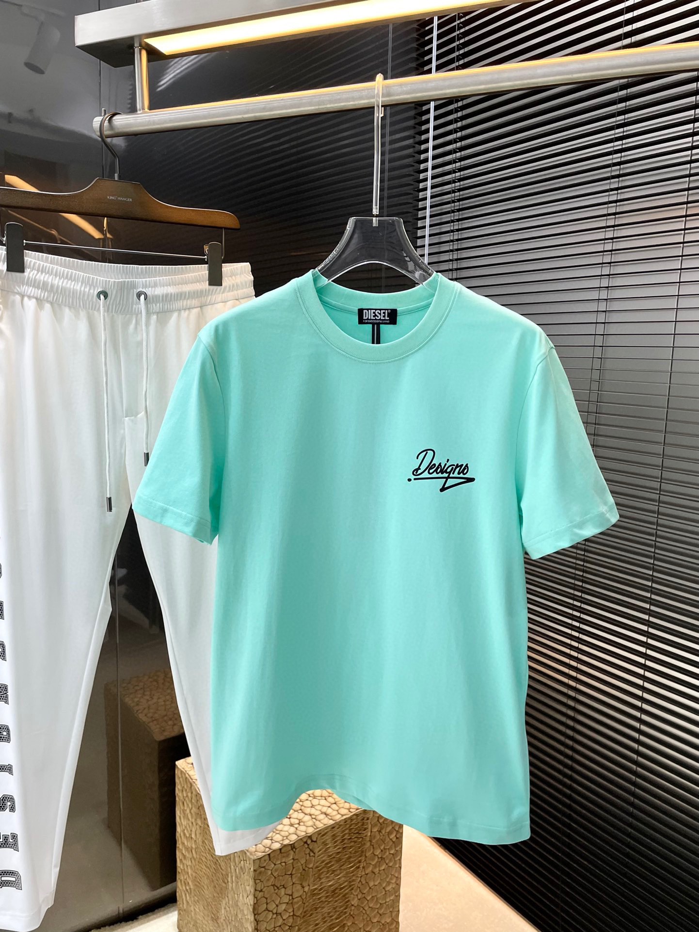 NO:509799,P DIESEL series VIP high-end customization 2025 spring and summer new short-sleeved style versatile styles anyone can easily control. Fully customized fabric craftsmanship, high-quality copper-ammonia silk fabric. The fabric feels soft and the upper body is comfortable and soft. The simple style is very classy, ​​simple and unique, and the style is very exquisite. It shows the aura and highlights the exquisiteness of business men!  Size M-3XL, T-shirt,alexander wang19860909P  DIESEL（迪赛） 系列 VIP高级定制 2025春夏季新款短袖 百搭款式 任何人都可以轻松驾驭 面料全订制工艺 高定一等品铜氨丝面料 面料手感柔软,上身舒适柔软 简约的款式非常显档次,简约个性时尚,版型剪裁非常精致,显气场,又会凸显商务男士的精致！尺码 M-3XL,,T-shirt,alexander wang,Men's clothing