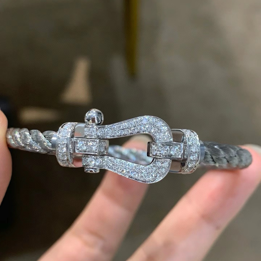 “High-Quality Silver-Wire Bracelets with Horse Hoof-Button Detail – Customized Fashion Jewelry Collection” - 图片 4