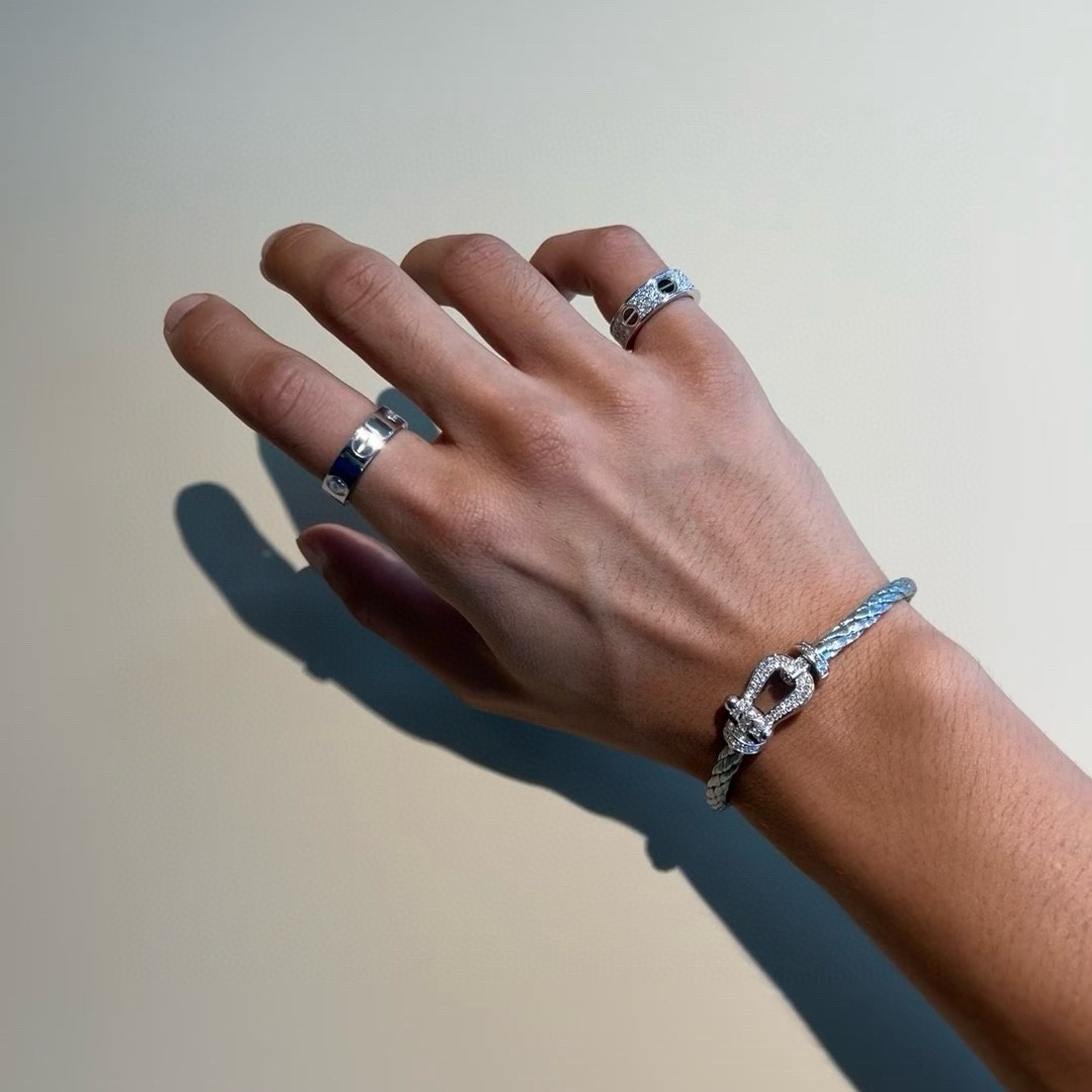“High-Quality Silver-Wire Bracelets with Horse Hoof-Button Detail – Customized Fashion Jewelry Collection” - 图片 8