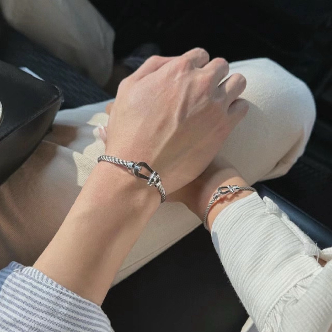 “High-Quality Silver-Wire Bracelets with Horse Hoof-Button Detail – Customized Fashion Jewelry Collection” - 图片 3