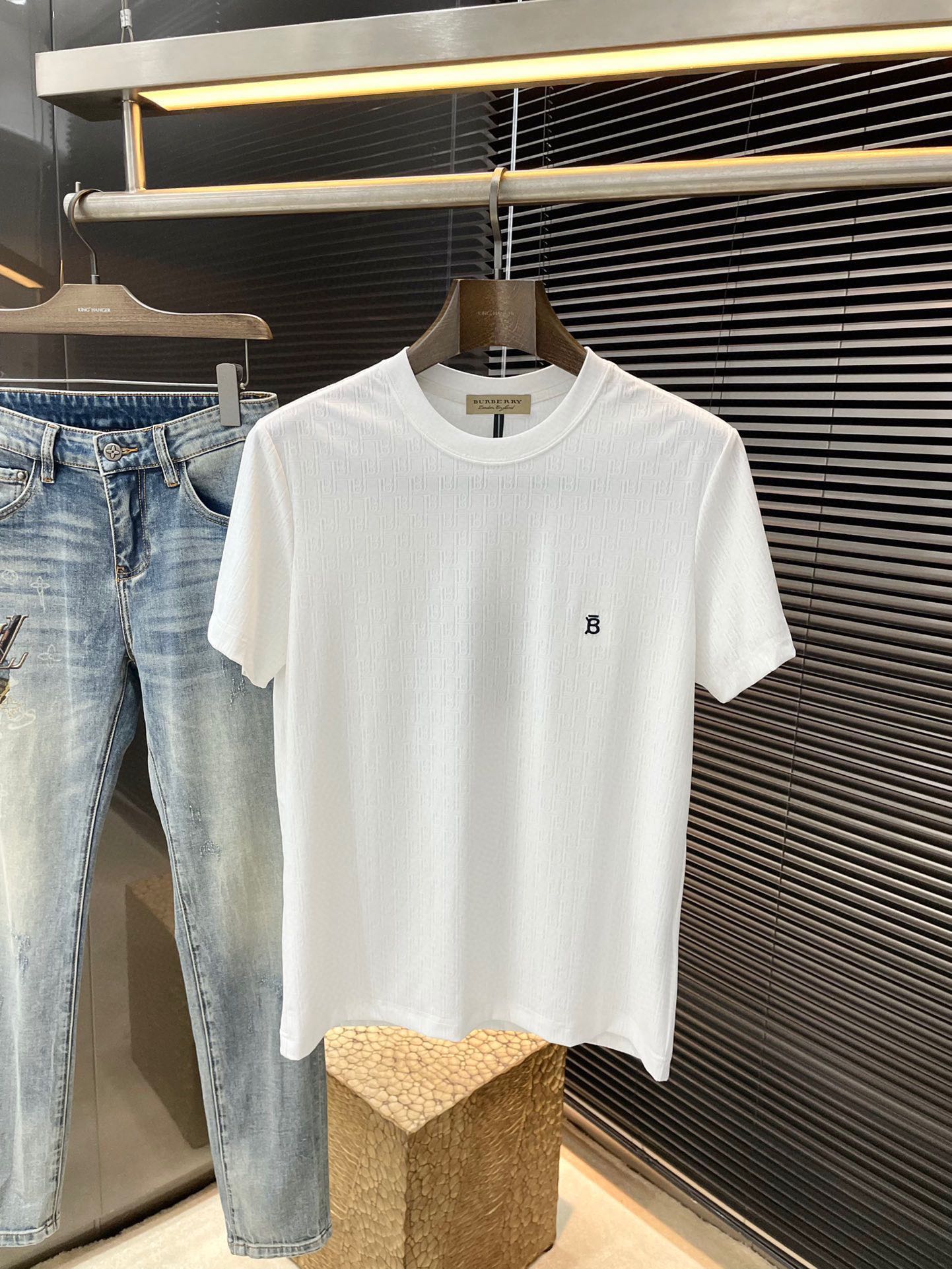 NO:509801,P Burberry- (Burberry) series VIP high-end customization 2025 spring and summer new short-sleeved style versatile styles anyone can easily control. Fully customized jacquard craftsmanship, high-quality Jinmin silk soft cotton fabric. The fabric feels soft and comfortable and soft on the upper body. The simple style is very classy, ​​simple and unique, and the style is very exquisite. It shows the aura and highlights the exquisiteness of business men!  Size M-3XL, burberry, burberry, T-shirt, alexander wang19860909P  Burberry-（巴宝莉）系列 VIP高级定制 2025春夏季新款短袖 百搭款式 任何人都可以轻松驾驭 面料全订制提花工艺 高定一等品锦氨丝柔棉面料 面料手感柔软,上身舒适柔软 简约的款式非常显档次,简约个性时尚,版型剪裁非常精致,显气场,又会凸显商务男士的精致！尺码 M-3XL,,burberry,burberry,T-shirt,alexander wang,Men's clothing